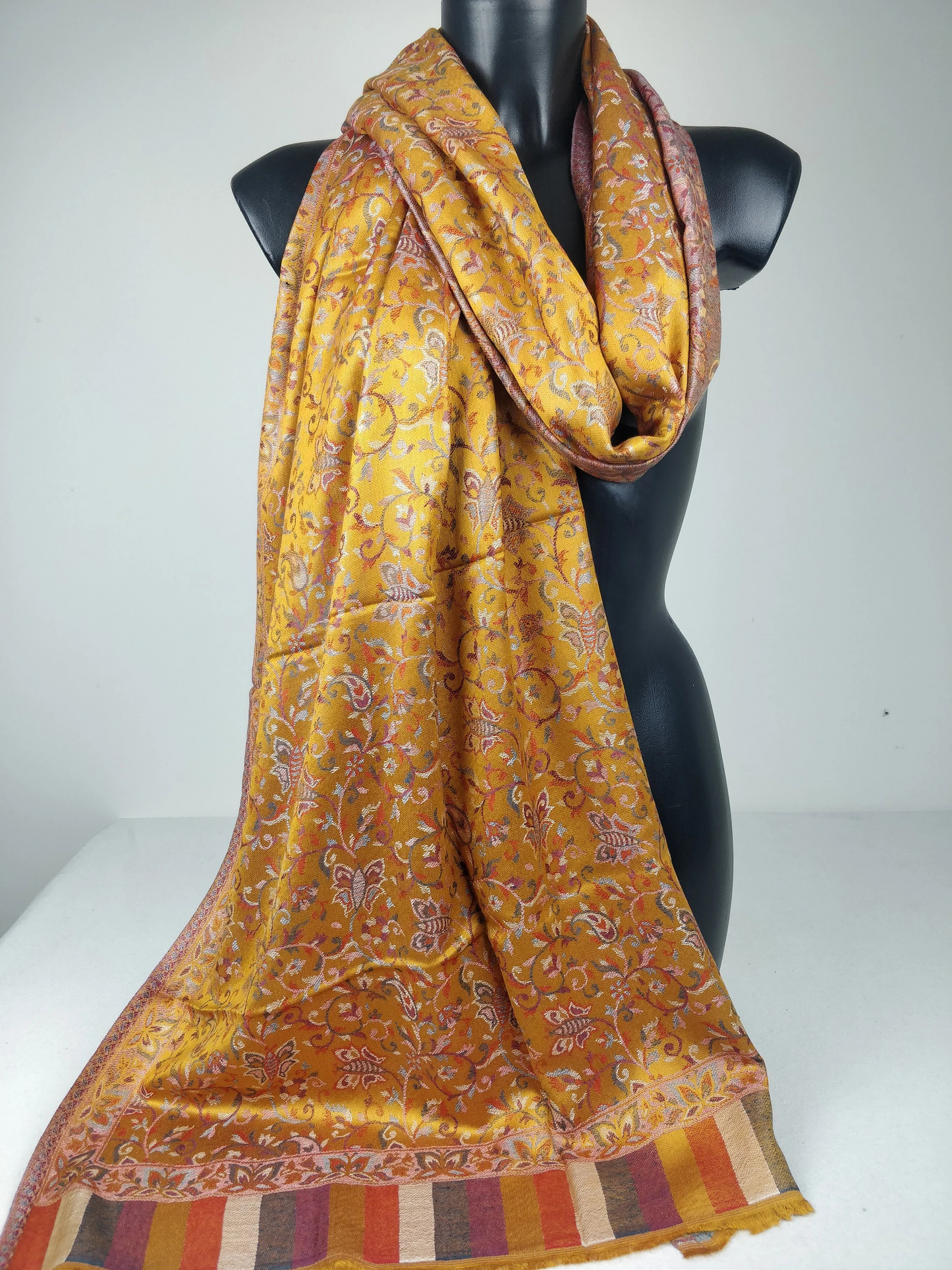 Pashmina Anjana réversible en modal. Echarpe motif paisley jaune.