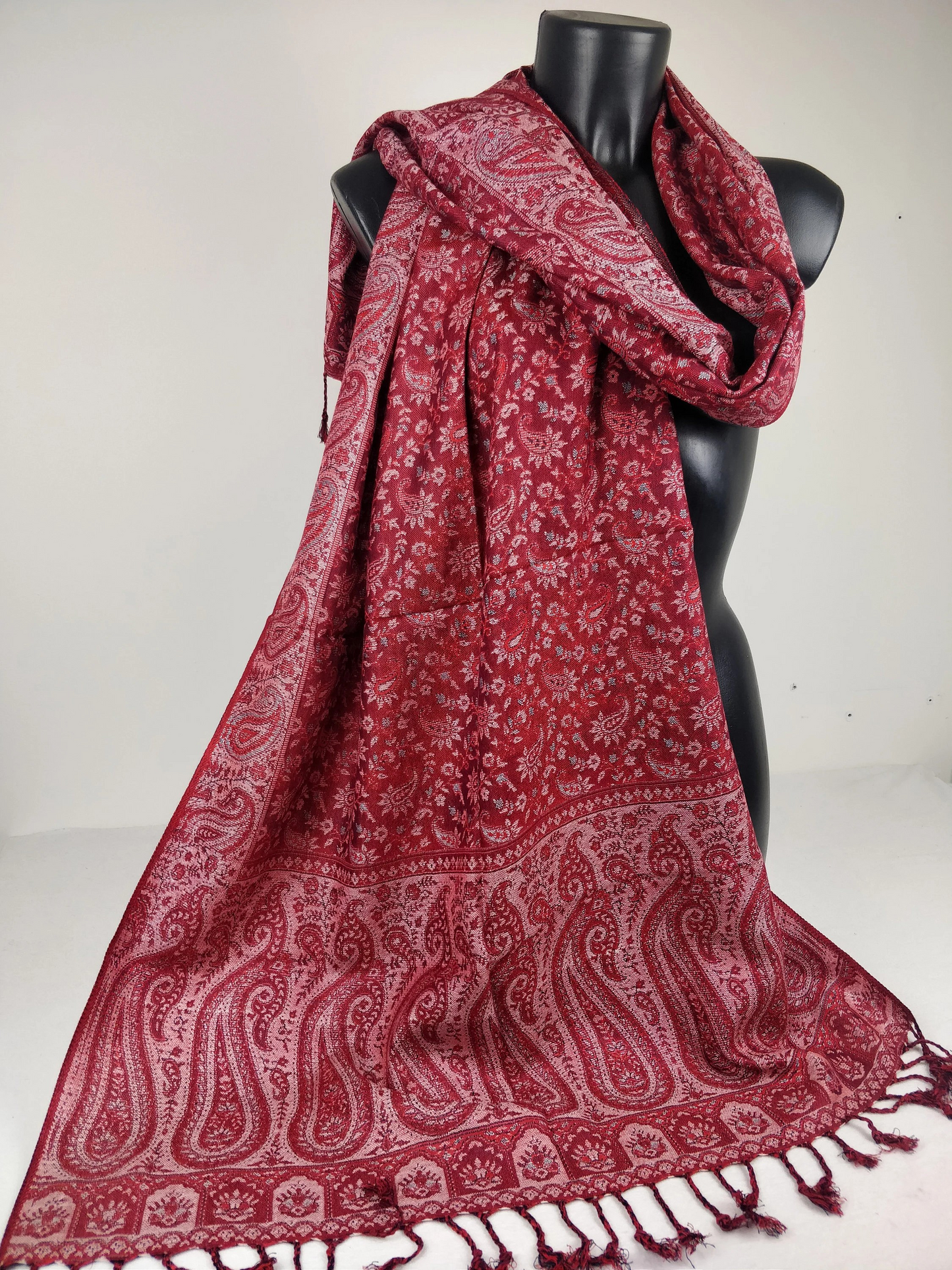 Echarpe motifs paisley rouge et blanc. Pashmina réversible en viscose.