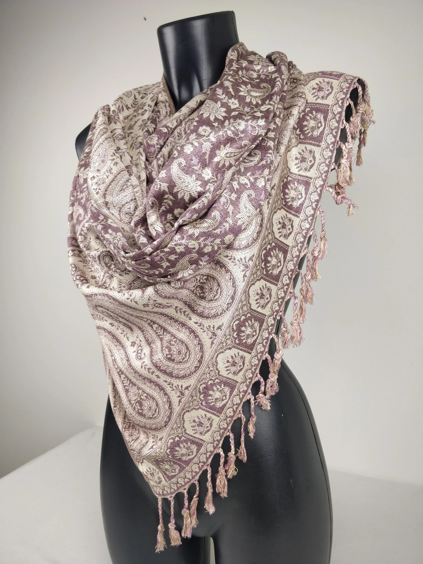 Pashmina réversible Sankya en viscose. Echarpe aux motifs paisley violet.