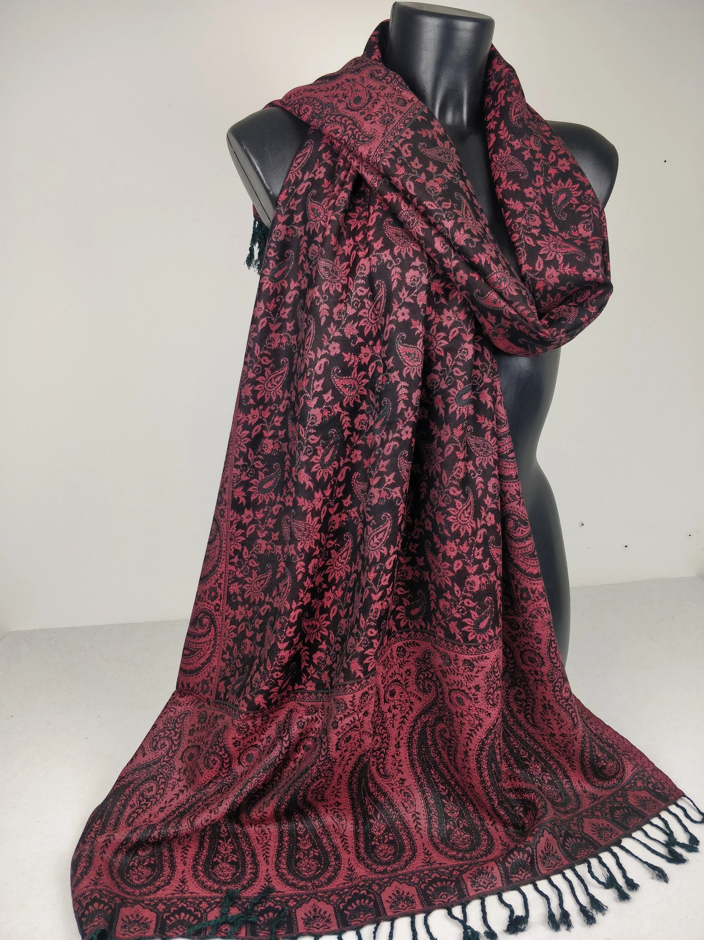 Pashmina réversible Sankya en viscose. Echarpe motif paisley noir et rouge.