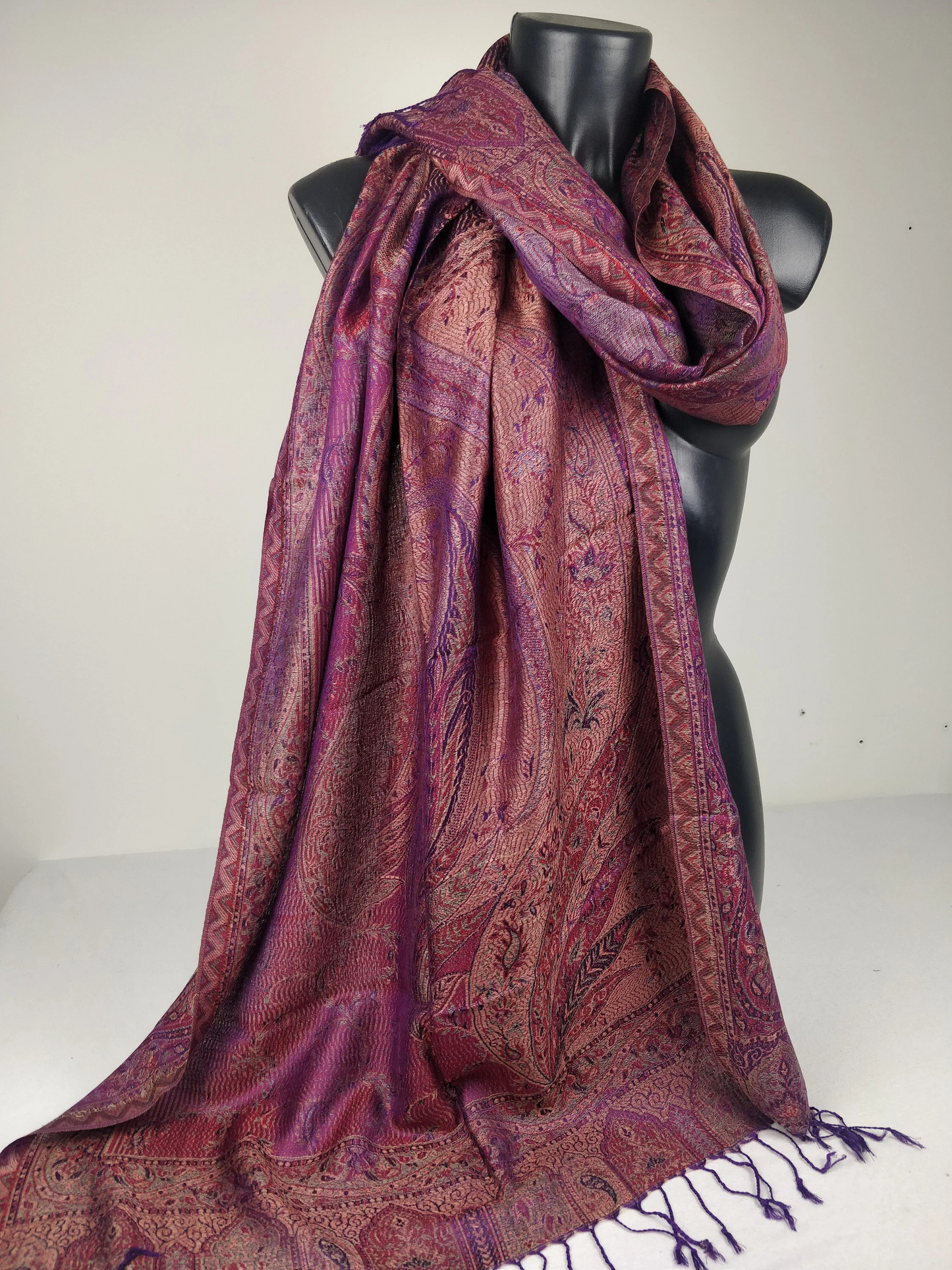 Pashmina Mangal réversible en modal / soie. Echarpe aux motifs paisley violet.