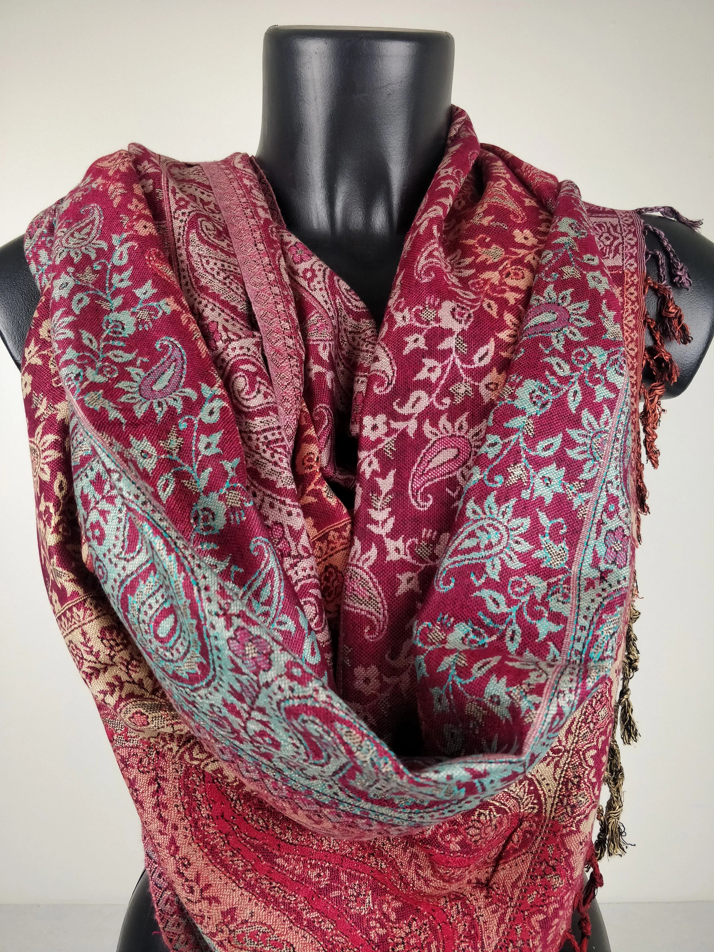 Mehrfarbiger Sankya Wende-Pashmina aus Viskose. Schal mit Paisley-Muster in Fuchsia und Blau.