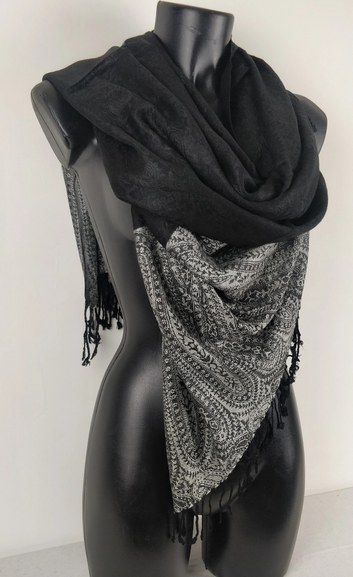 Pashmina Vaisana en viscose. Echarpe bicolore avec motifs paisley noir et blanc