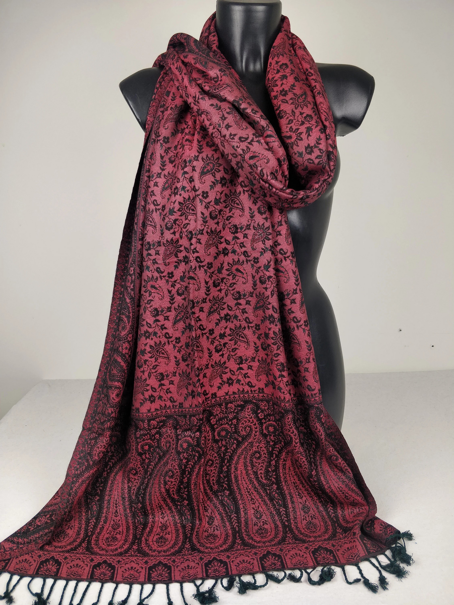 Pashmina réversible Sankya en viscose. Echarpe motif paisley noir et rouge.