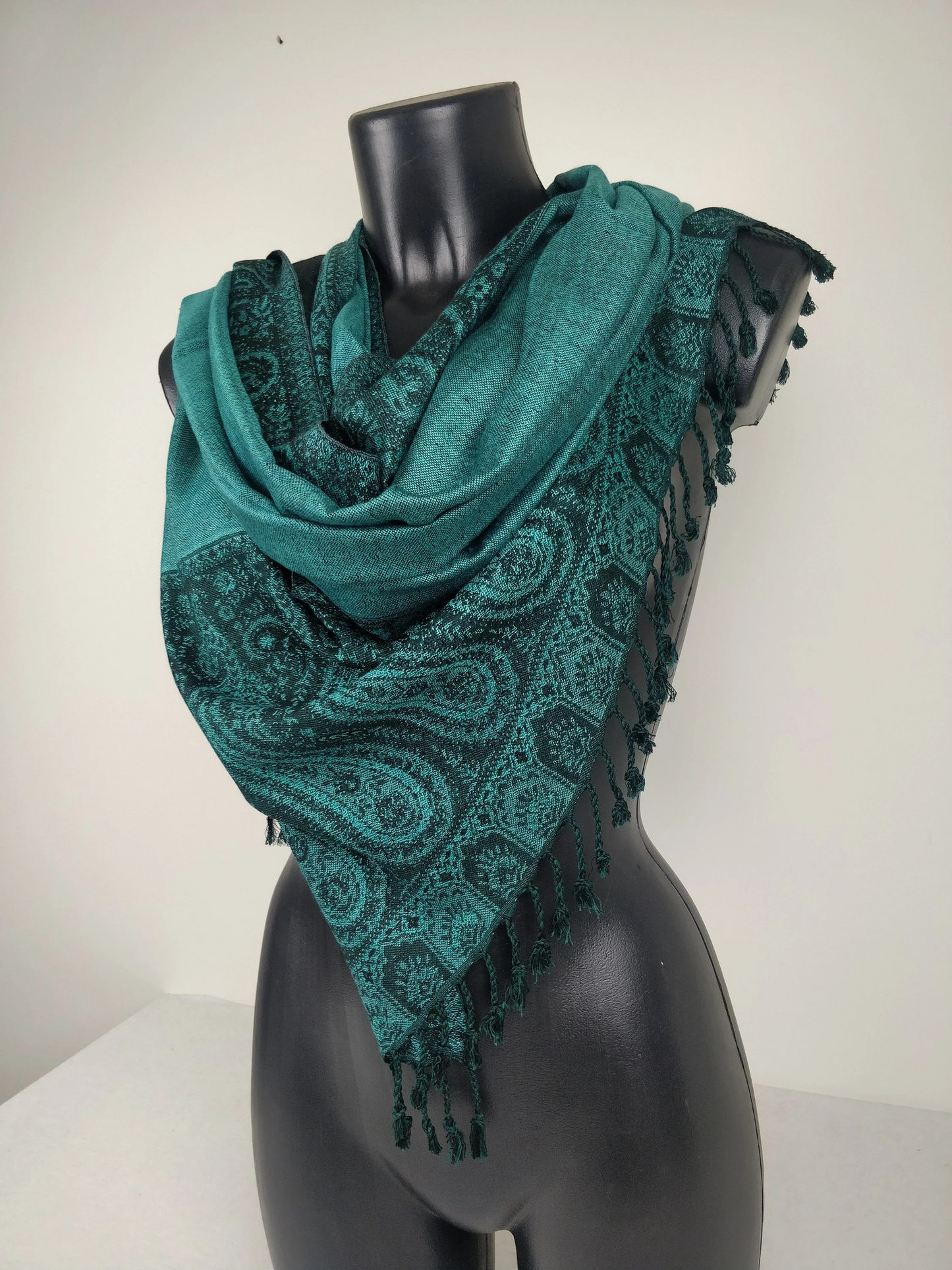 Pashmina Helak réversible en viscose. Echarpe motifs paisley vert.