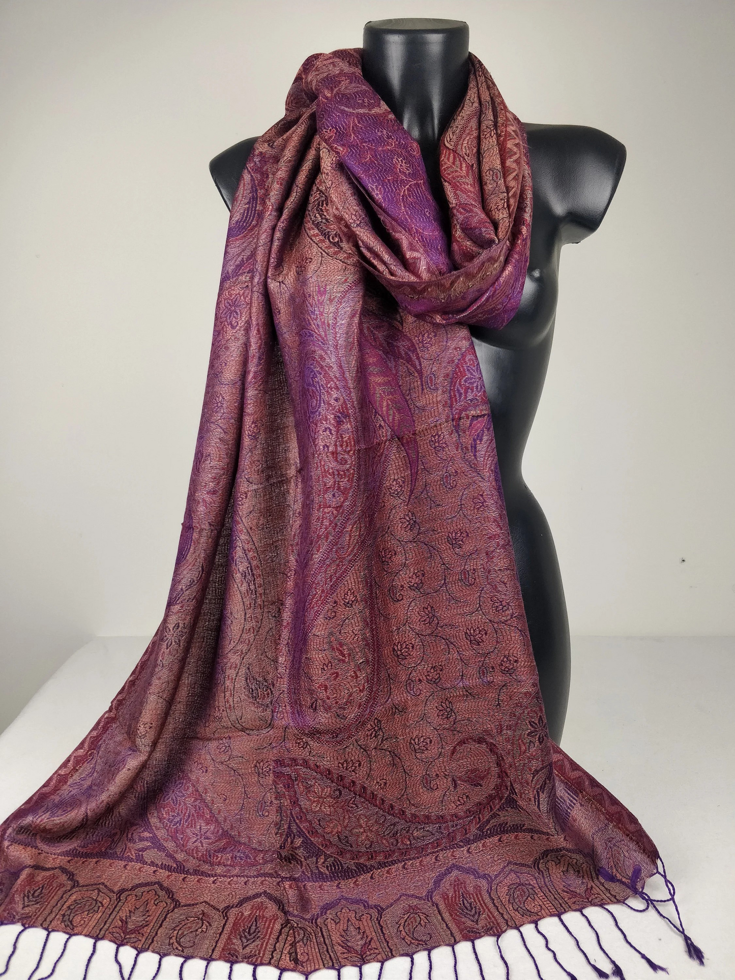 Pashmina Mangal réversible en modal / soie. Echarpe aux motifs paisley violet.