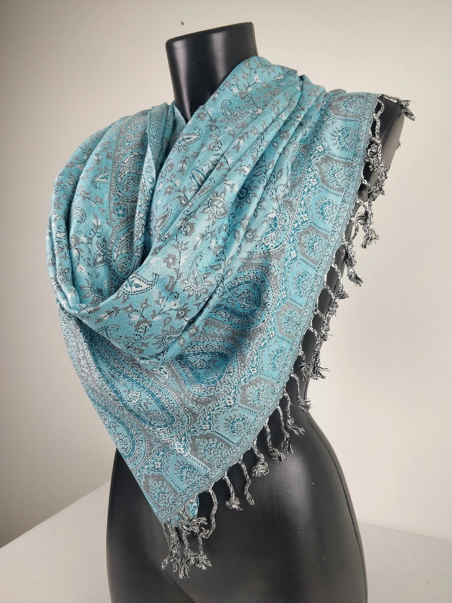 Pashmina Kheril réversible en viscose. Echarpe motifs paisley bleu.