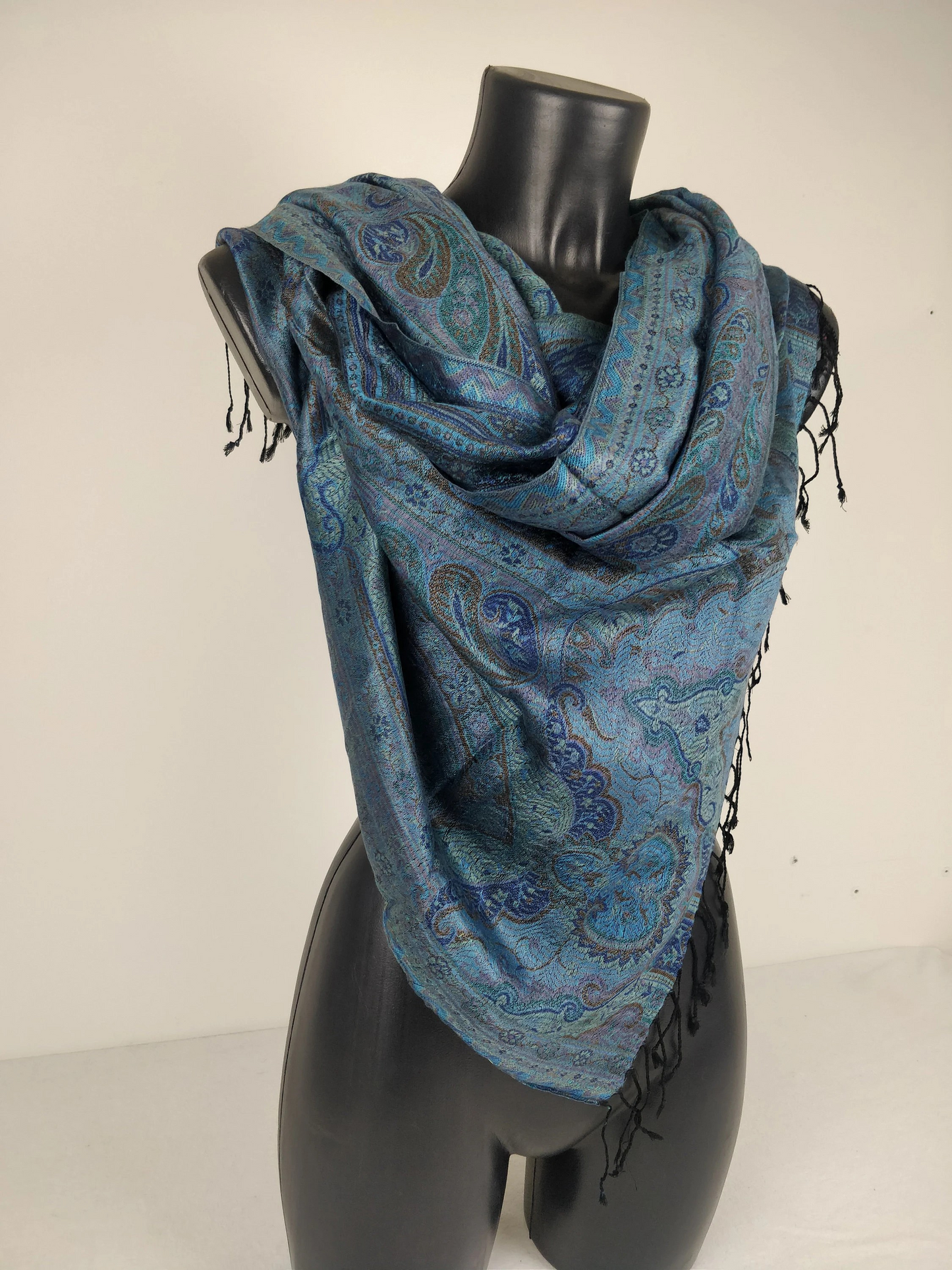 Pashmina Mangal réversible en modal / soie. Echarpe aux motifs paisley noir et bleu.