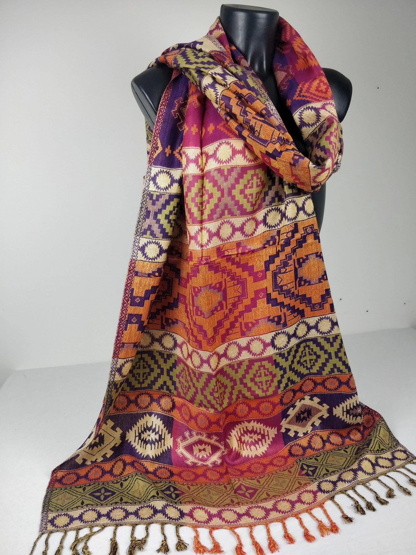 Pashmina Yamuna réversible en viscose. Echarpe aux motifs géométriques de style inca multicolore.