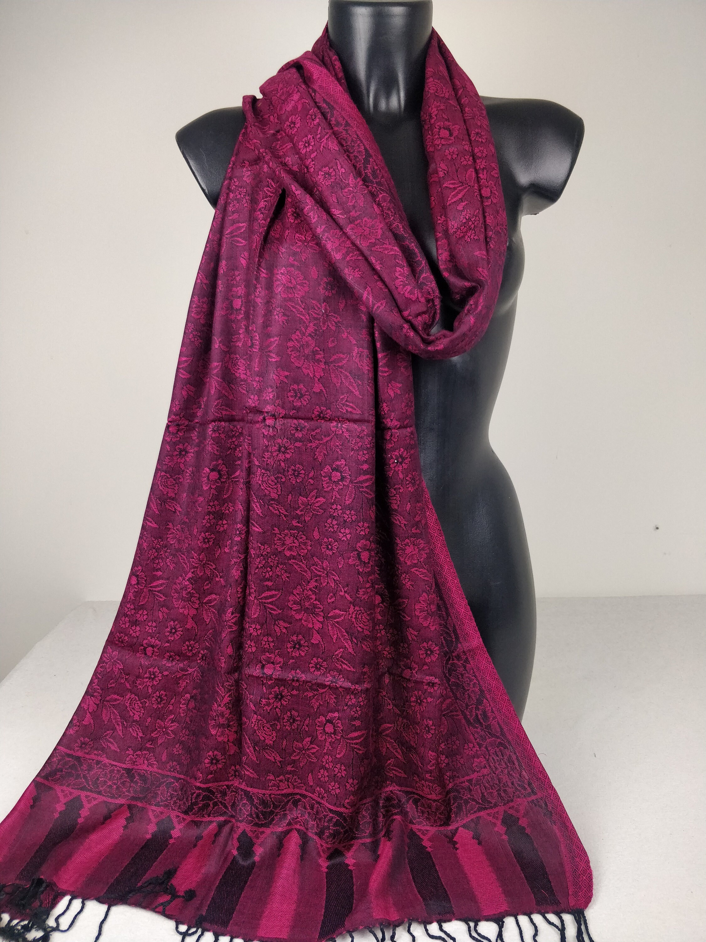 Pashmina Mangal réversible en modal / soie. Echarpe motif fleuri fuchsia.