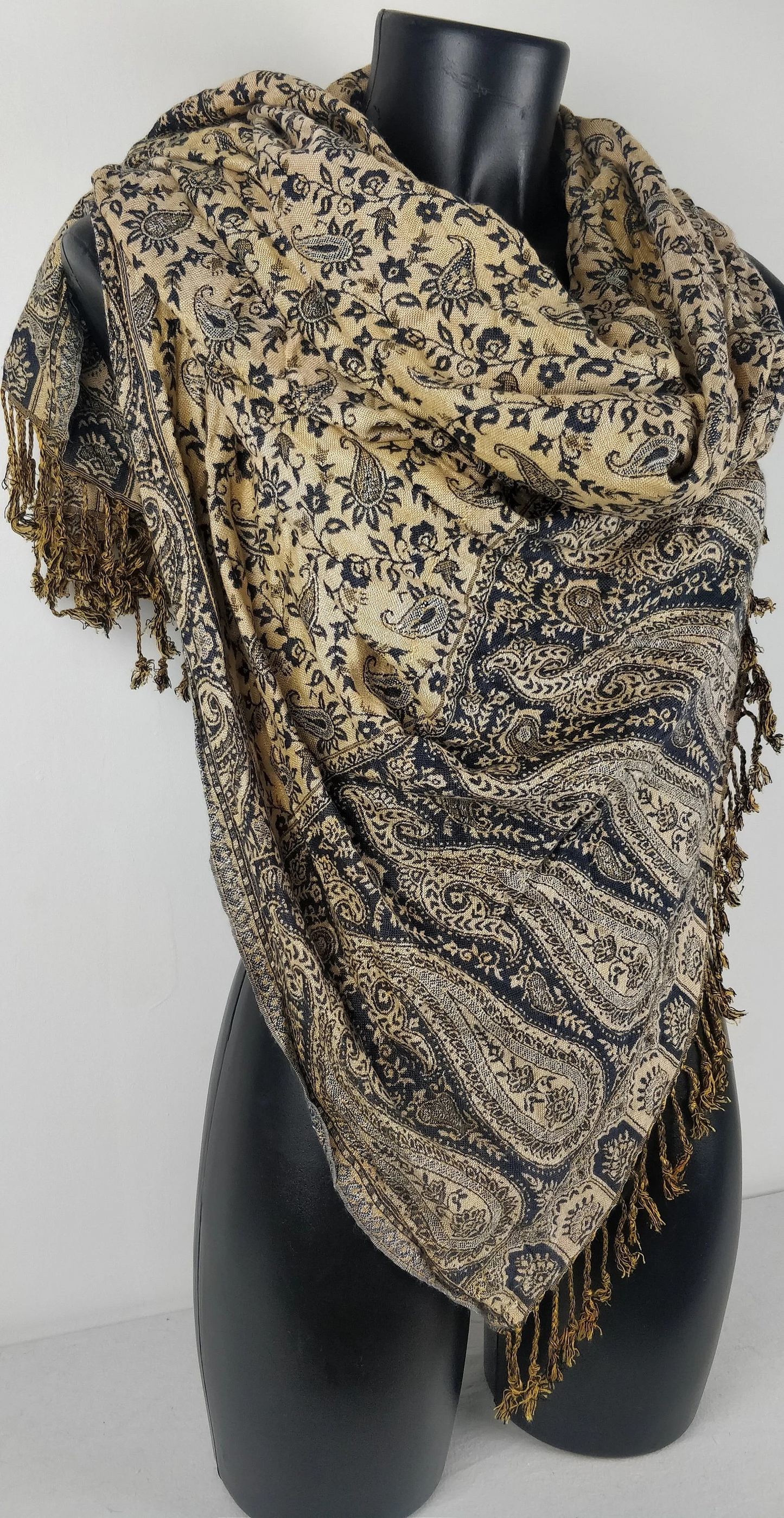 Pashmina réversible Sankya en viscose. Echarpe motif paisley bleu nuit.