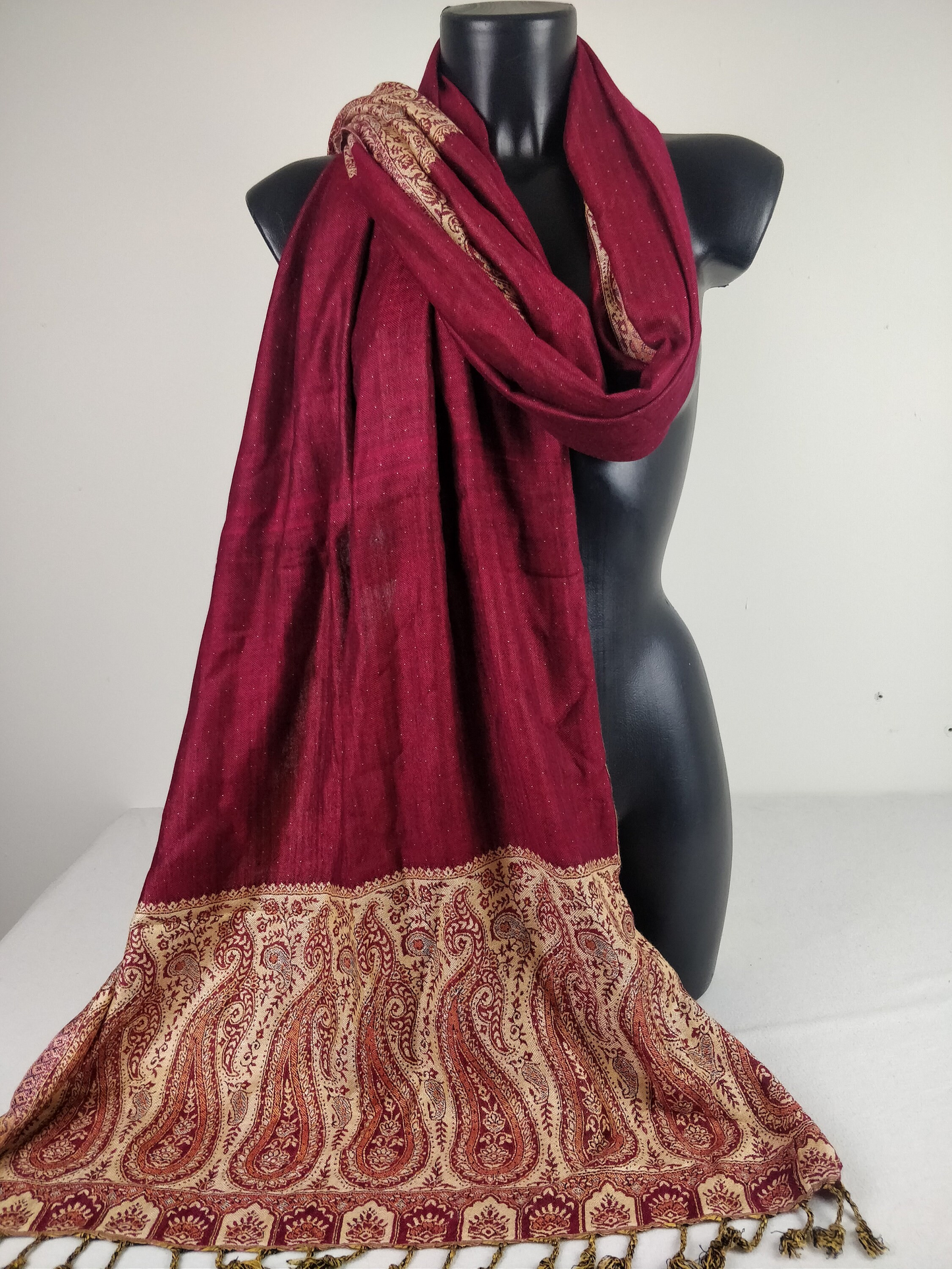 Wende-Pashmina von Helak aus Viskose. Fuchsia- und cremefarbene Paisley-Muster.