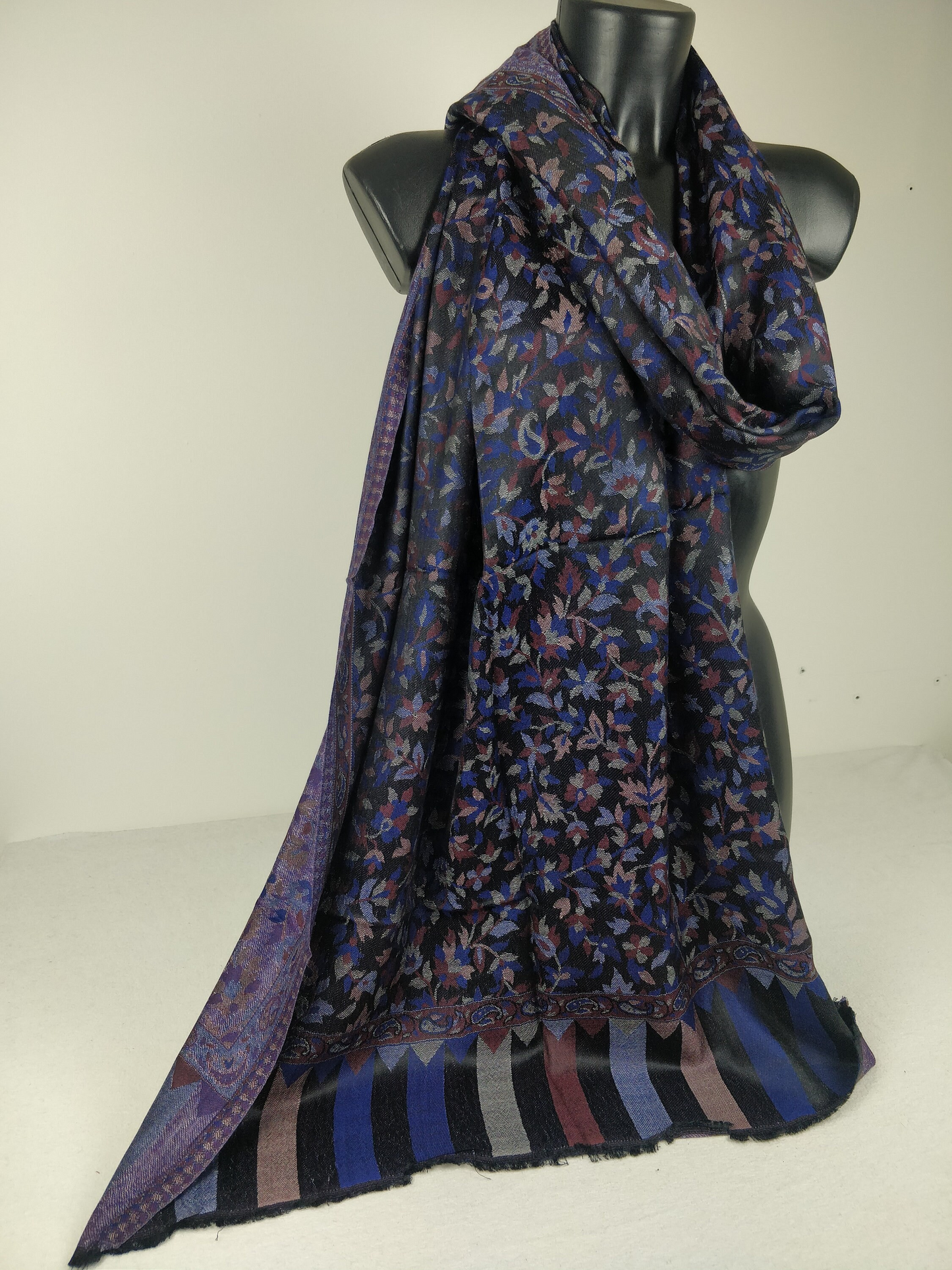 Pashmina Anjana réversible en modal. Echarpe motif paisley fleuri noir et bleu.