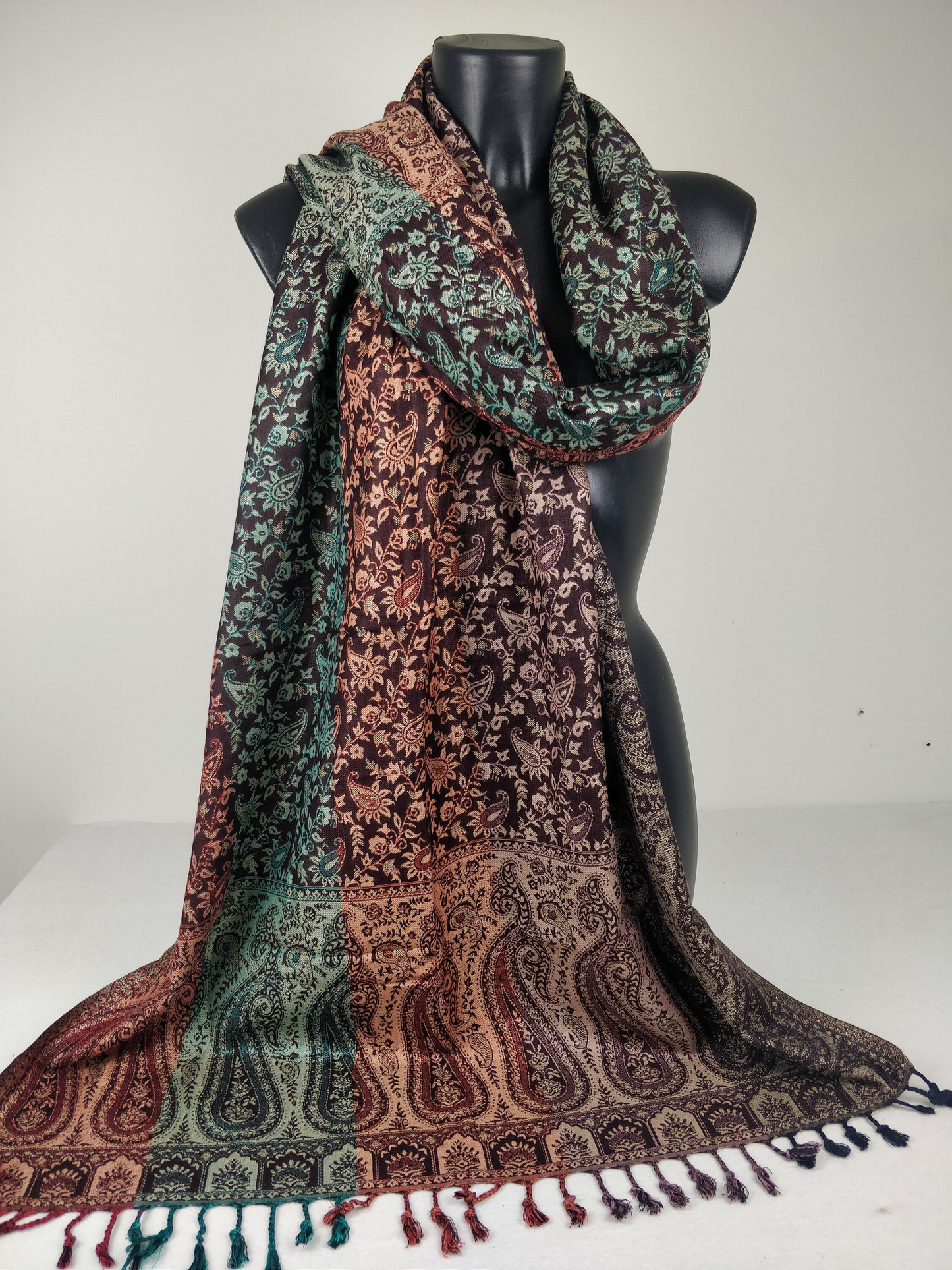 Pashmina réversible Sankya en viscose. Echarpe motif paisley multicolore.