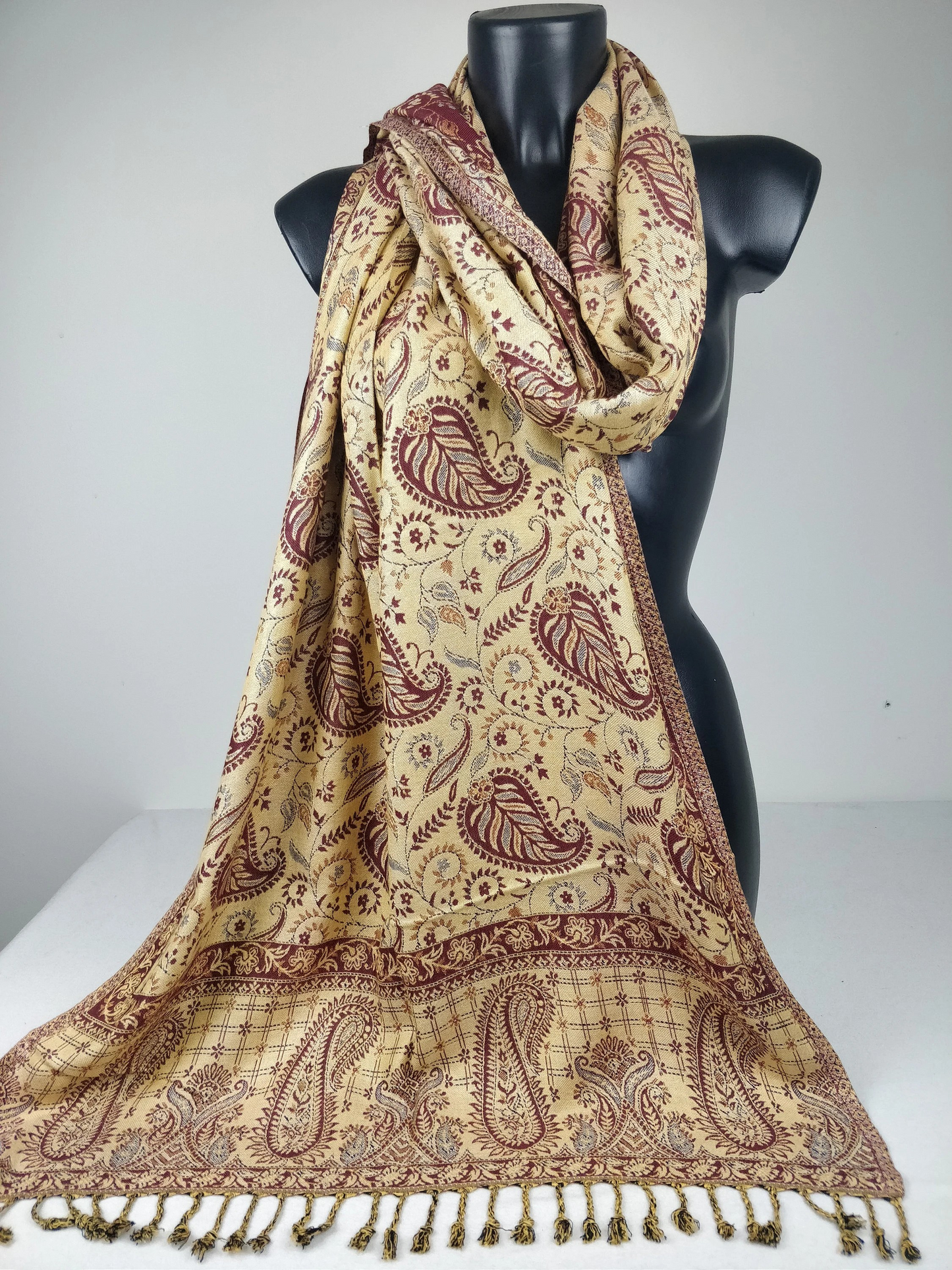 Wendbarer Asoha-Pashmina aus Viskose. Braunes und weißes Paisleymuster