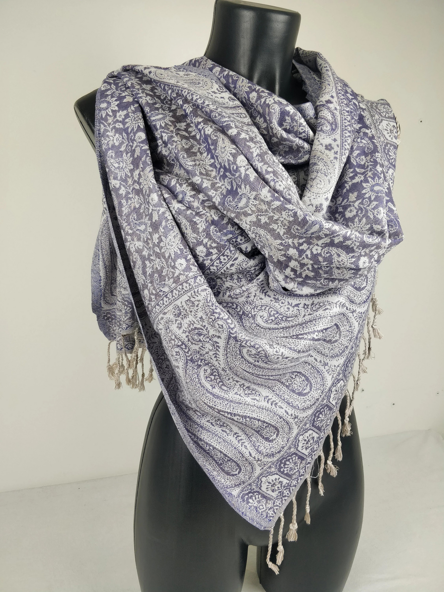 Sankya Wende-Pashmina aus Viskose. Lila-weißer Schal mit Paisley-Muster.