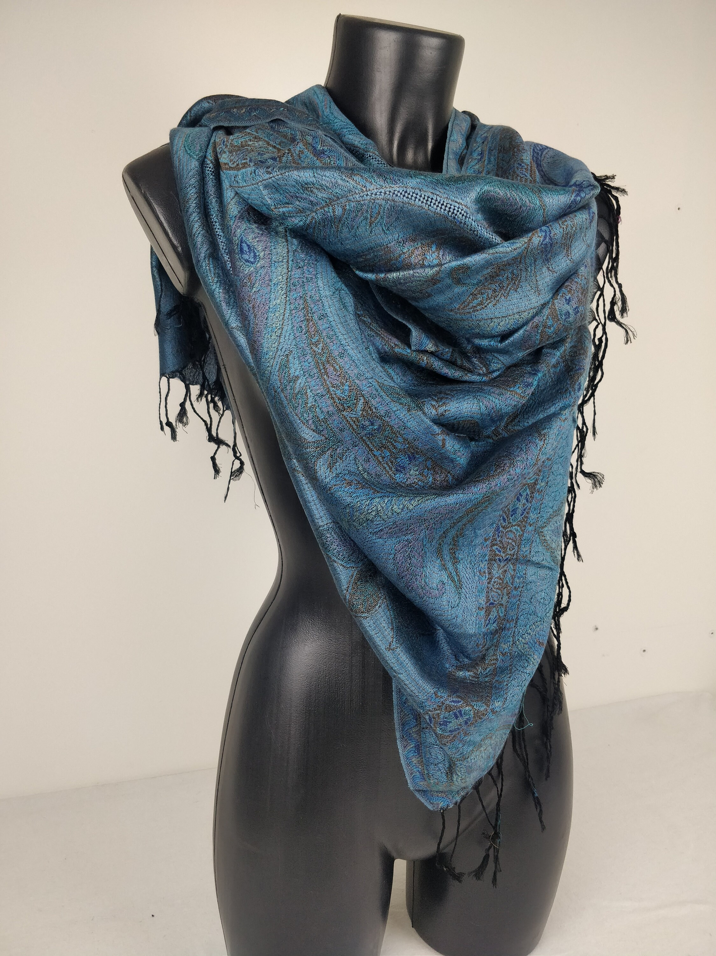 Wende-Mangal-Pashmina aus Modal/Seide. Schwarzes, blaues und lila Paisley-Muster.