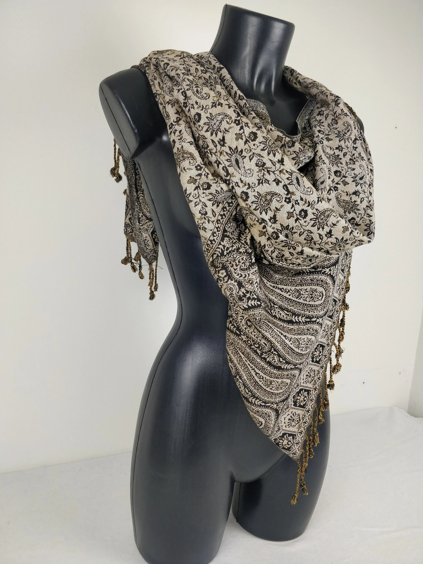 Sankya Wende-Pashmina aus Viskose. Schwarzes Paisley-Muster.