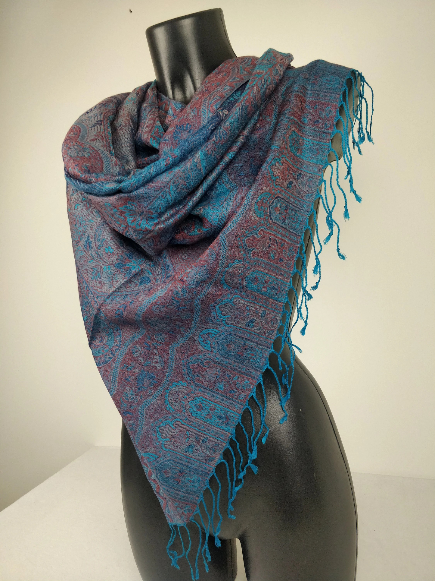 Pashmina Mangal réversible en modal / soie. Echarpe aux motifs paisley bleu.