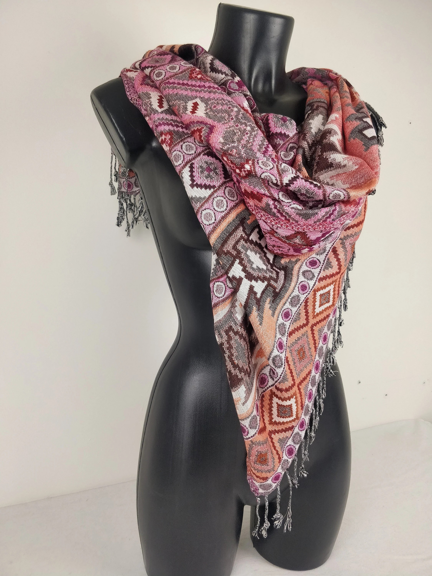 Pashmina Jyoti en viscose multicolore et réversible. Echarpe motif inca, tons rose.