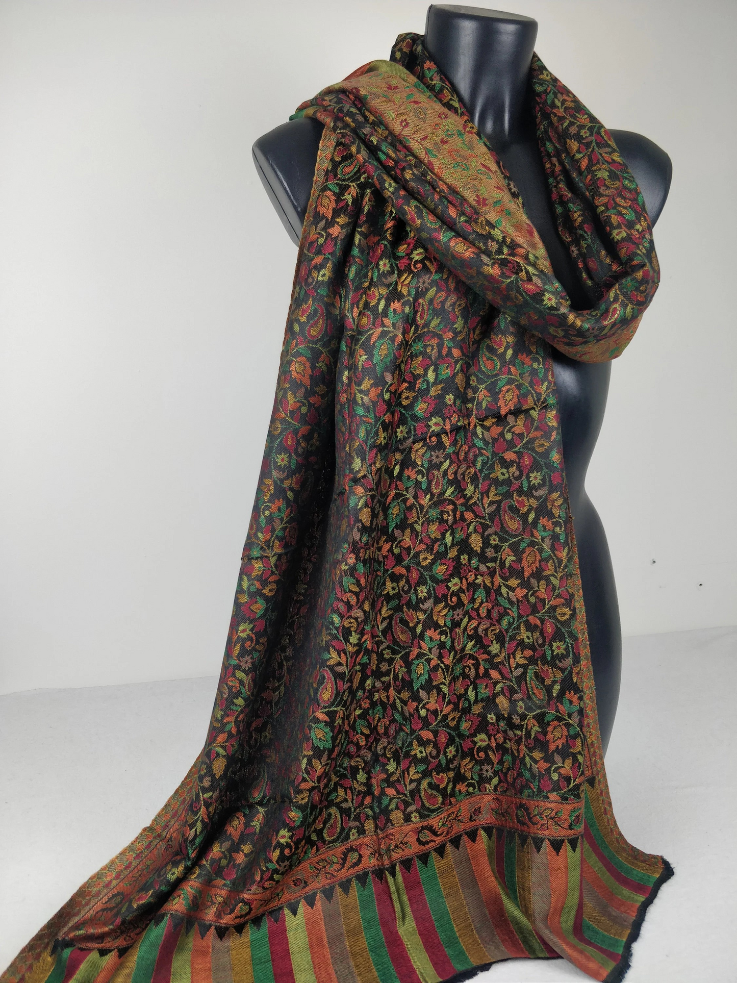 Pashmina Anjana réversible en modal. Echarpe motif paisley fleuri noir, vert, rouge et jaune.