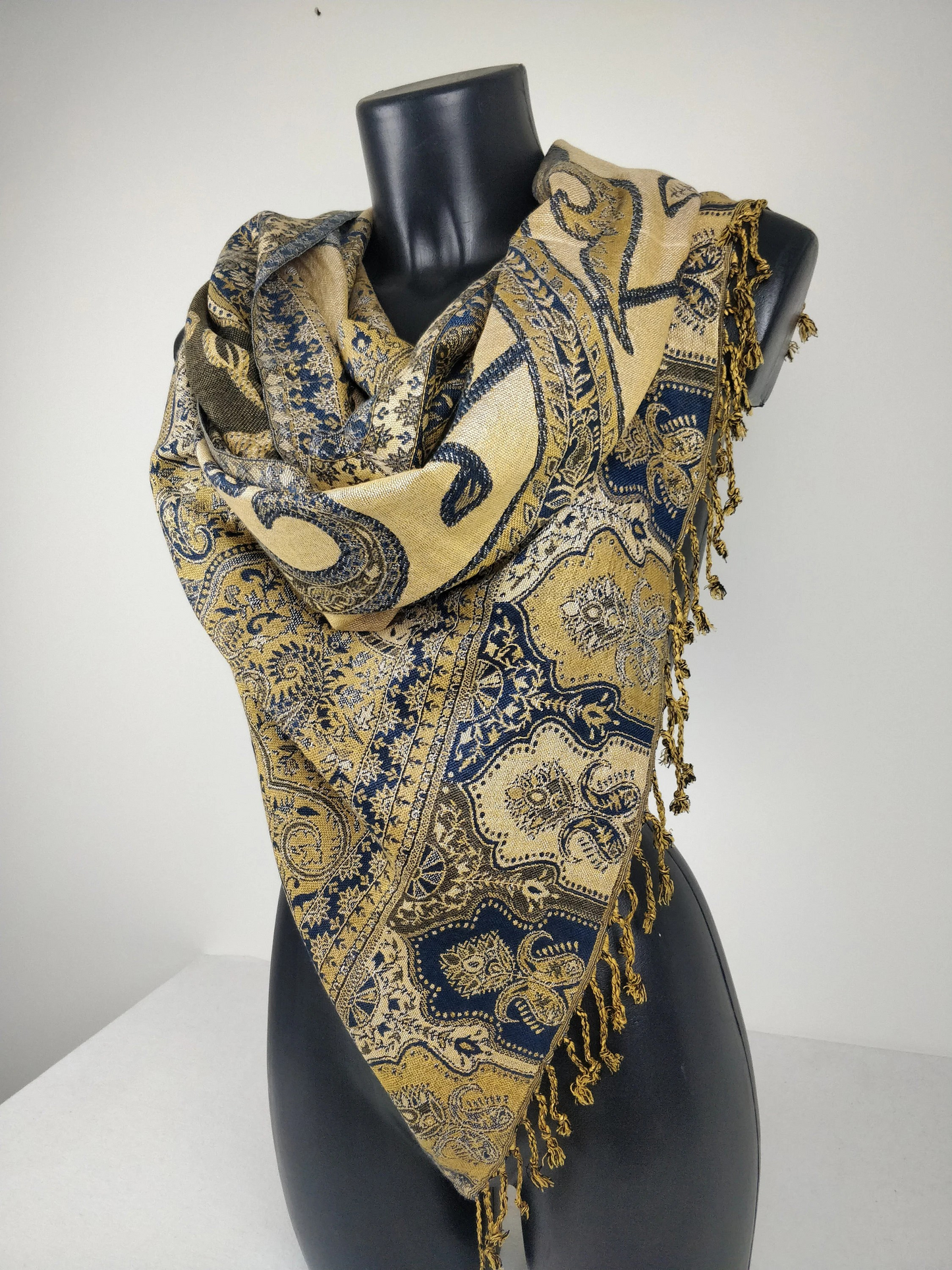 Pashmina vintage Hantra en viscose. Echarpe réversible aux motifs ethnique marron, bleu et crème. (Copie)