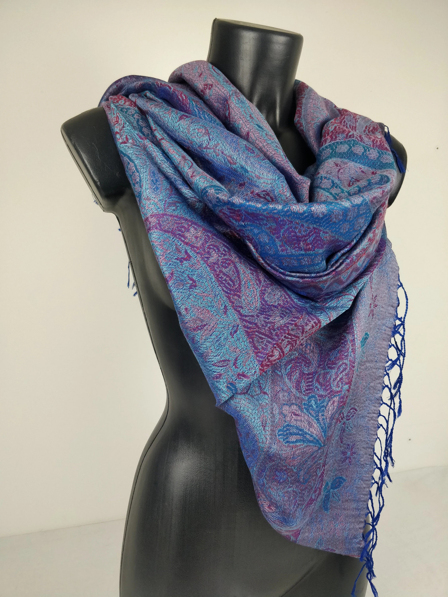 Pashmina Mangal réversible en modal / soie. Echarpe aux motifs paisley bleu.