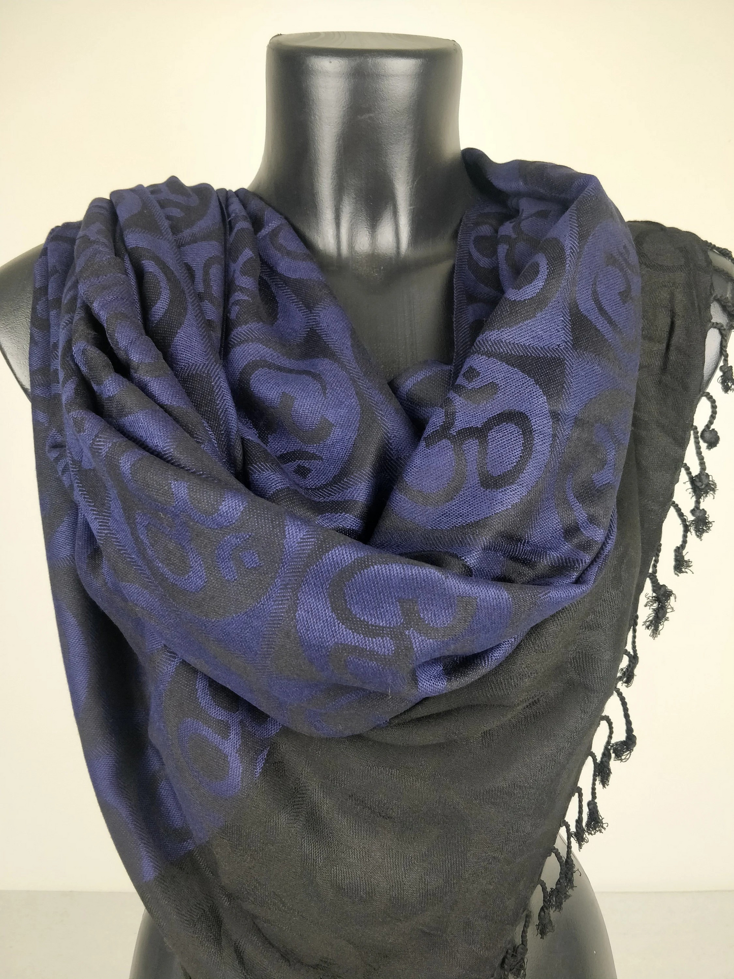 Wende-Pashmina Kharma aus Viskose. Blaue Ohm-Muster.