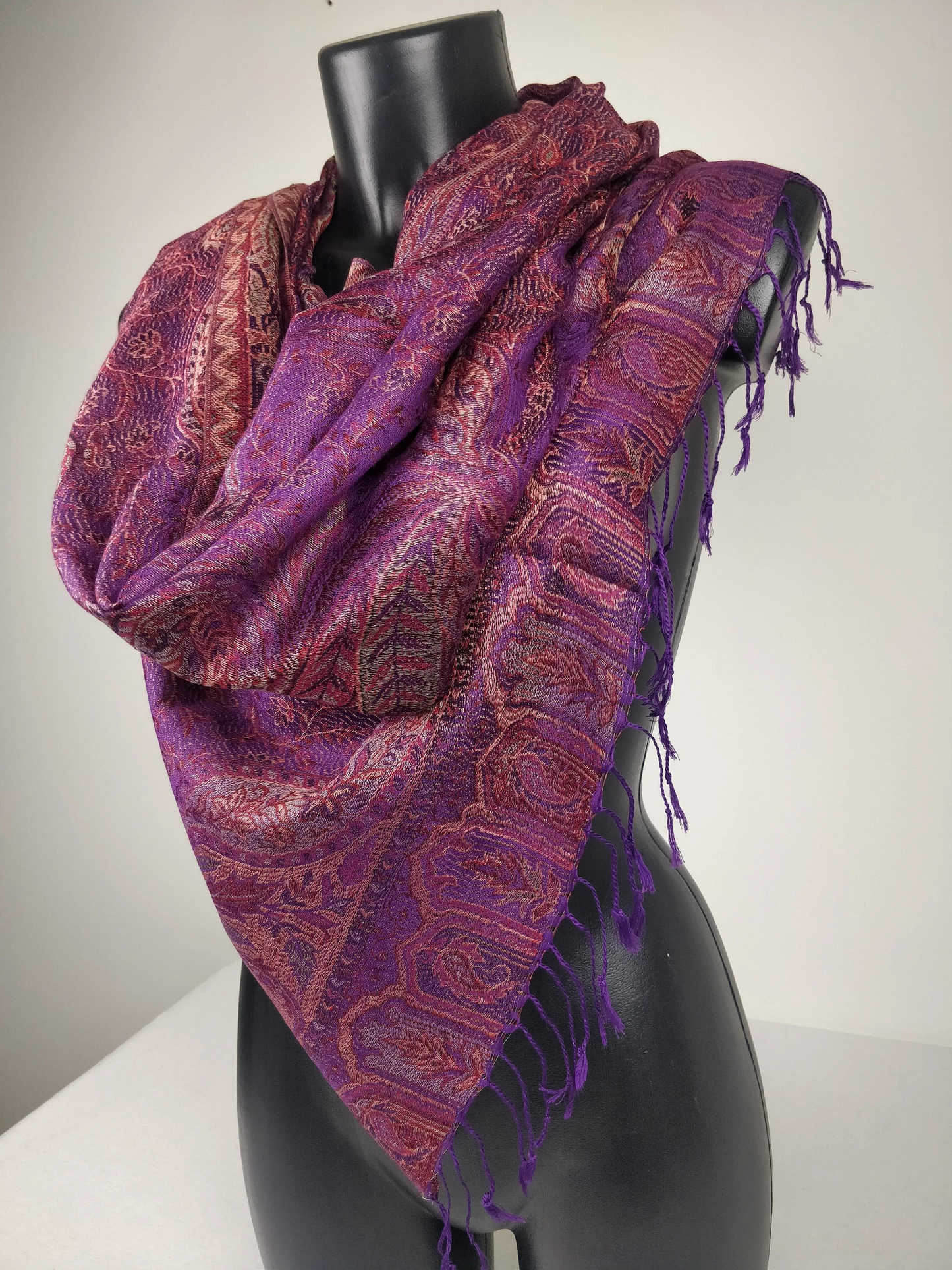 Pashmina Mangal réversible en modal / soie. Echarpe aux motifs paisley violet.