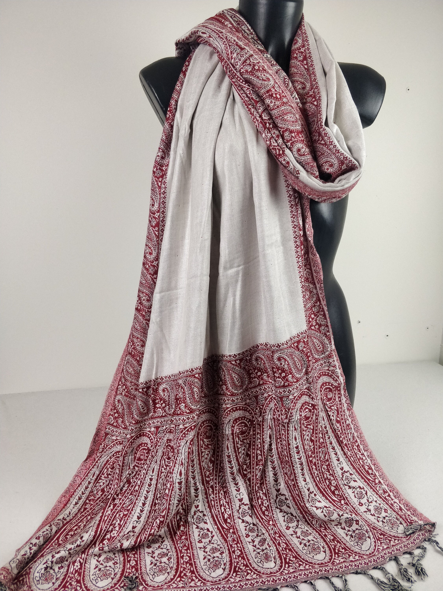 Pashmina Helak réversible en viscose. Echarpe motifs paisley rouge et blanc.