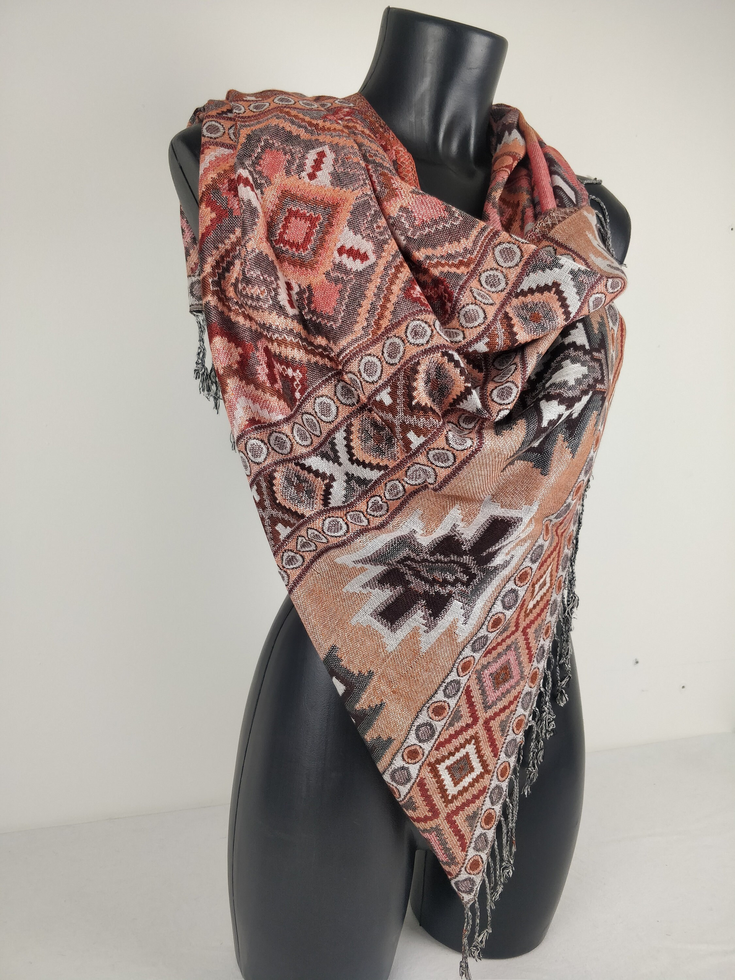 Pashmina Jyoti en viscose multicolore réversible. Echarpe motif inca, saumon et marron.