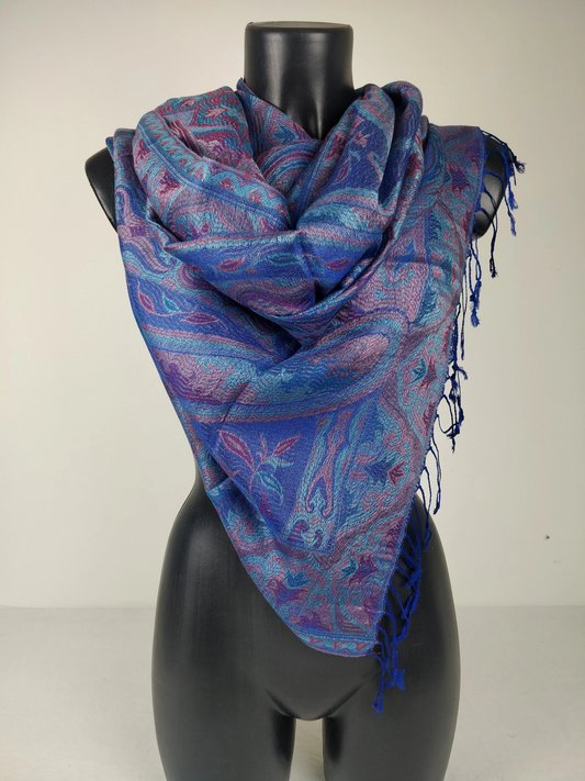 Wende-Mangal-Pashmina aus Modal/Seide. Schal mit blauen Paisleymustern.