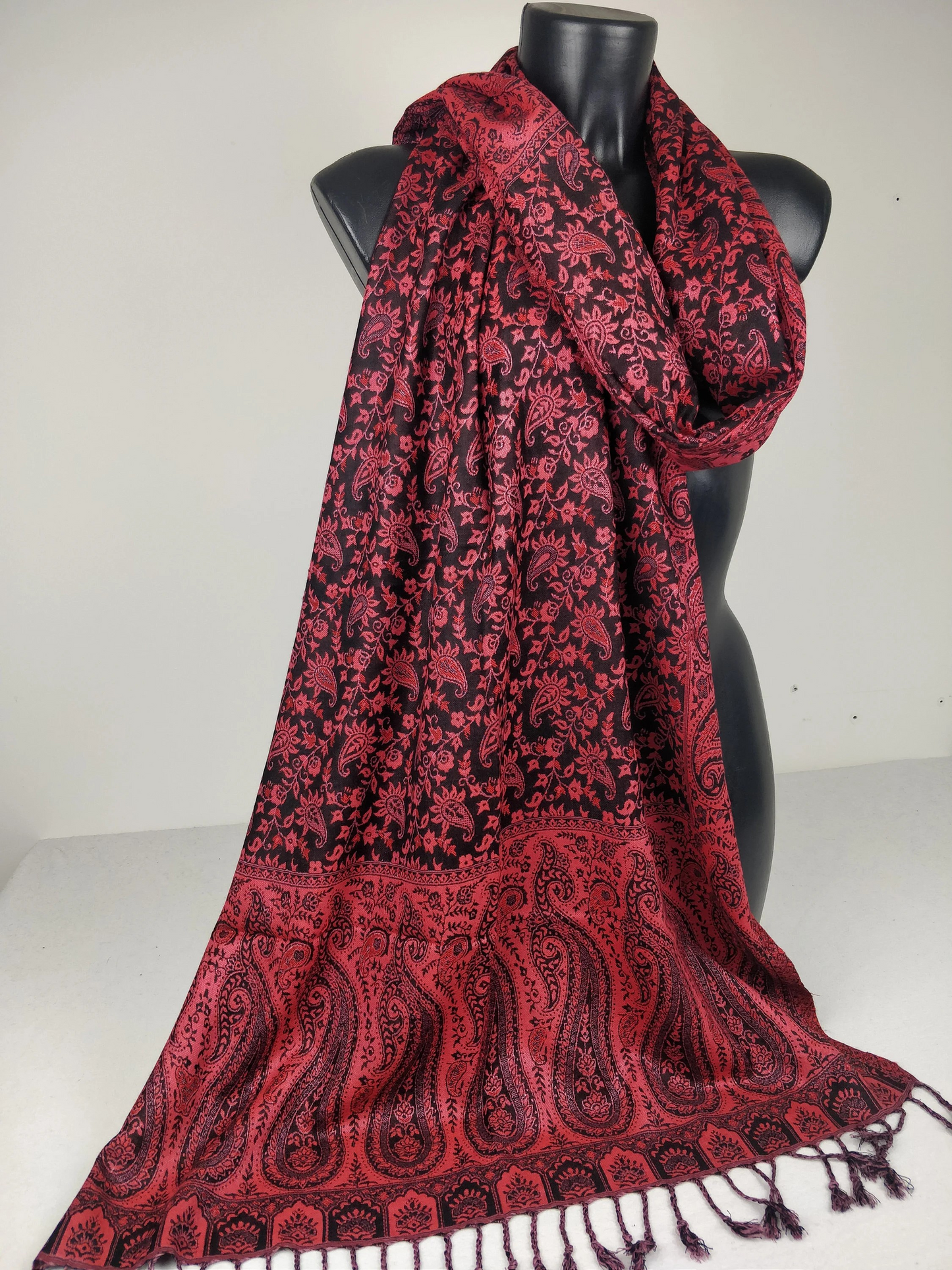 Sankya Wende-Pashmina aus Viskose. Schwarz-rosa Paisley-Muster.