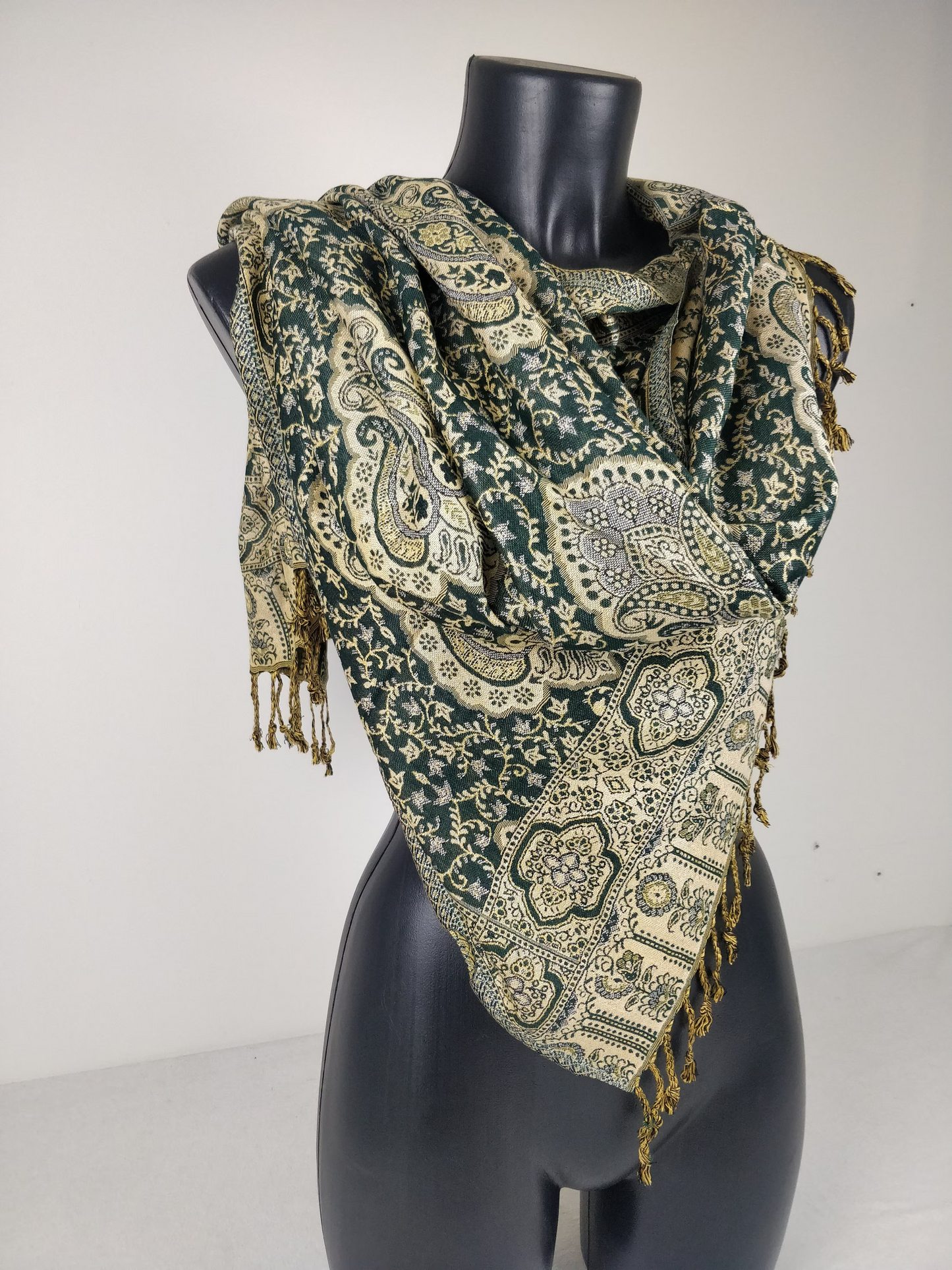 Daksha Wende-Pashmina aus Viskose. Blaues und cremefarbenes Paisley-Muster.