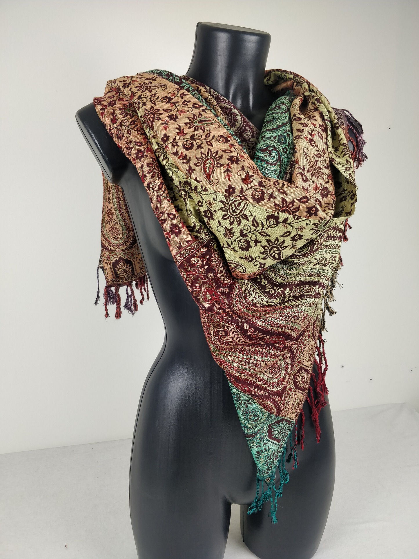 Pashmina réversible  multicoloreSankya en viscose. Echarpe aux motifs paisley.