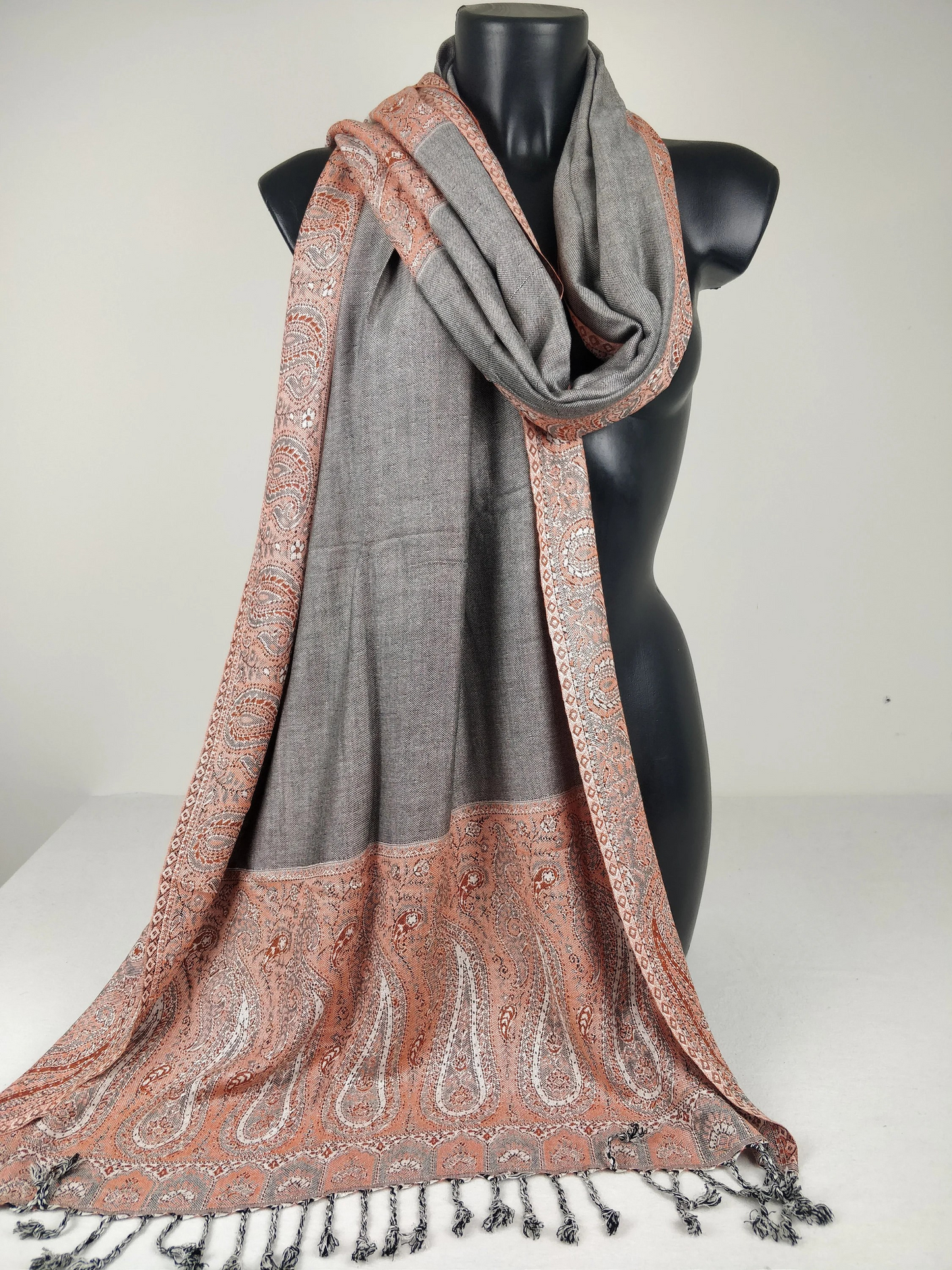 Pashmina Helak réversible en viscose. Echarpe motifs paisley saumon et gris.