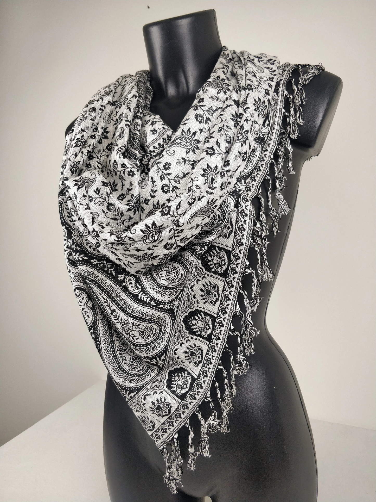 Pashmina réversible en viscose avec motifs paisley noirs et blancs, parfait pour toutes les occasions