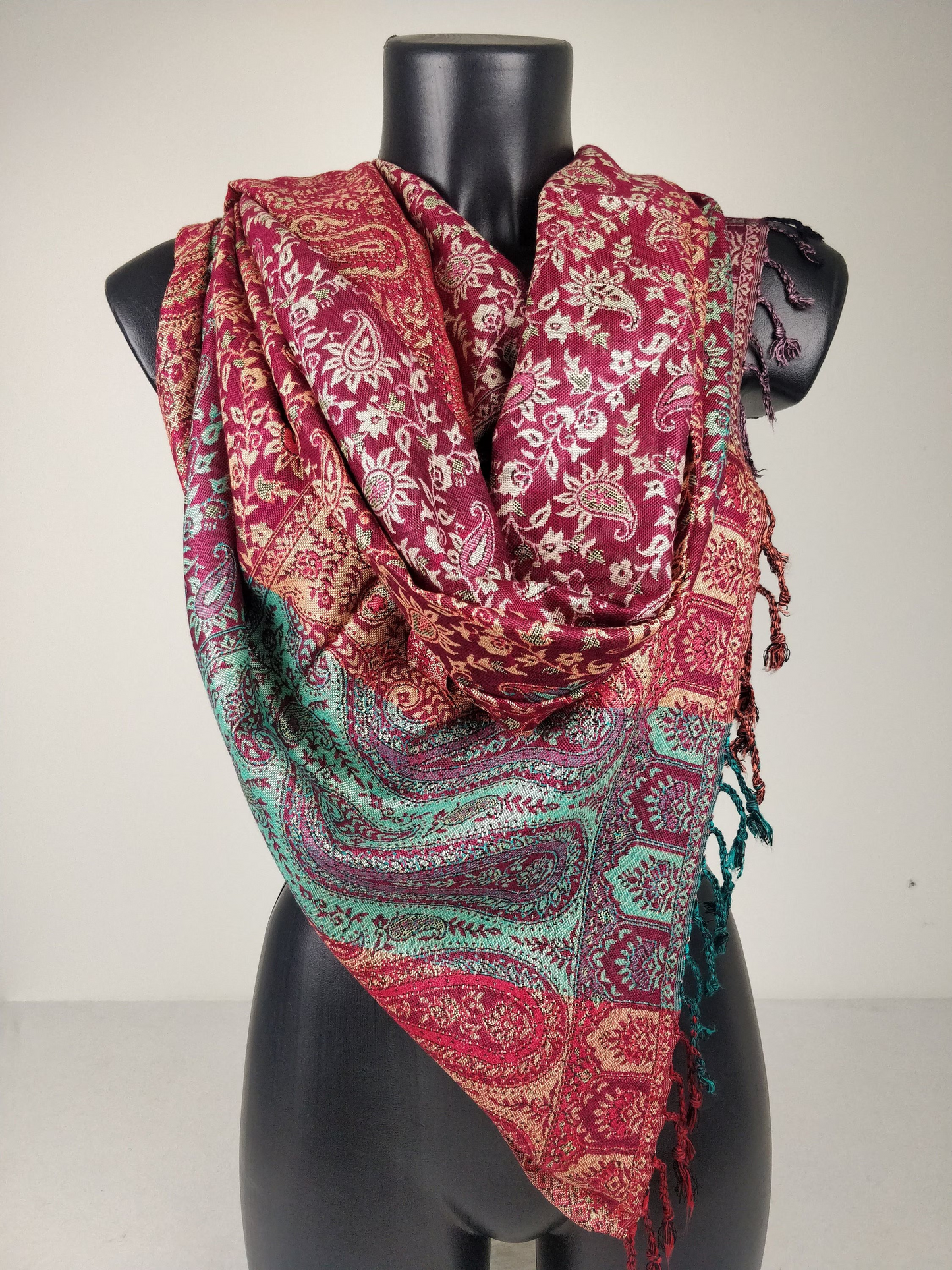 Pashmina réversible multicolore Sankya en viscose. Echarpe aux motifs paisley tons fuchsia.