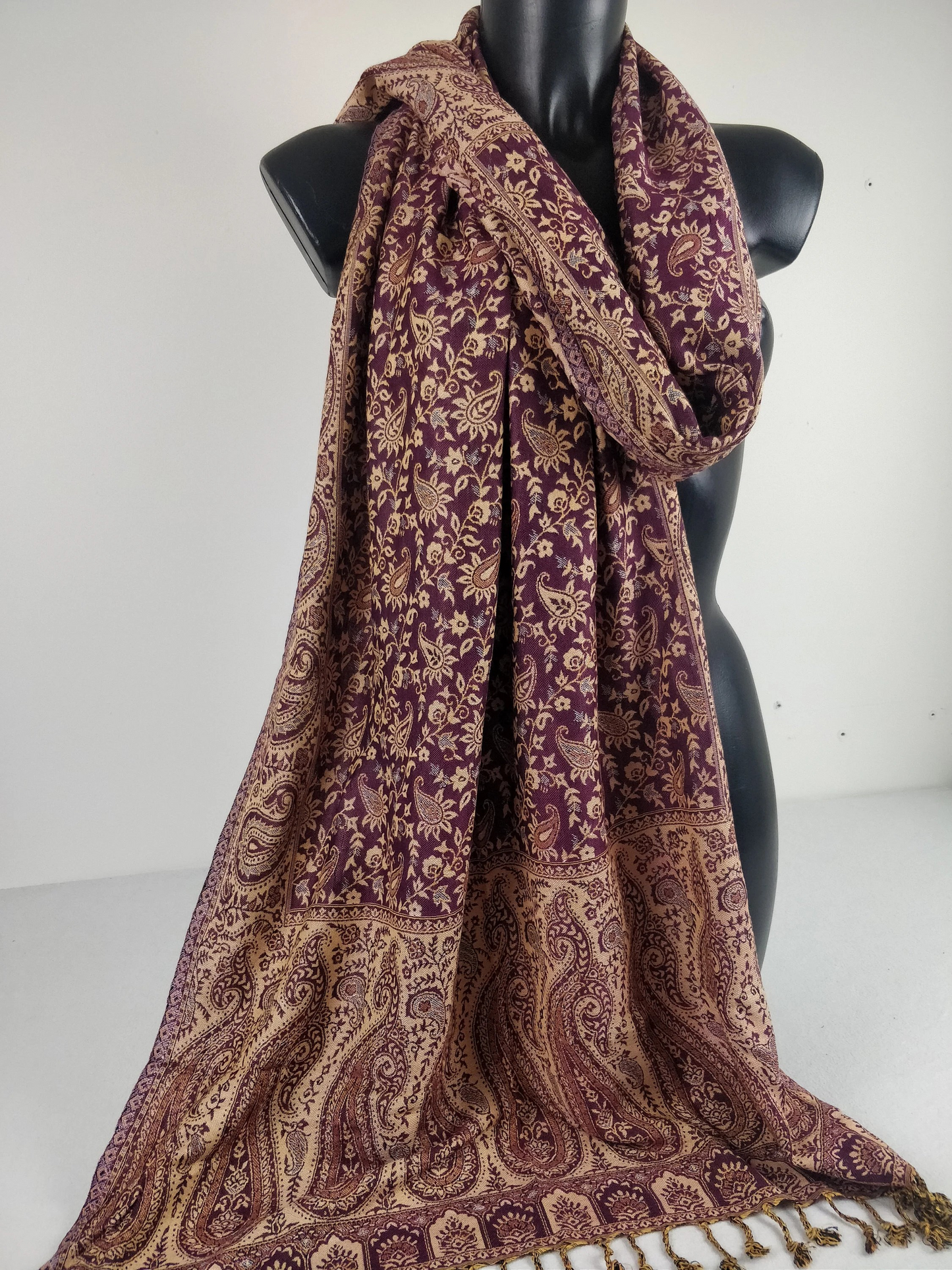 Pashmina réversible Sankya en viscose. Echarpe motif paisley pourpre.