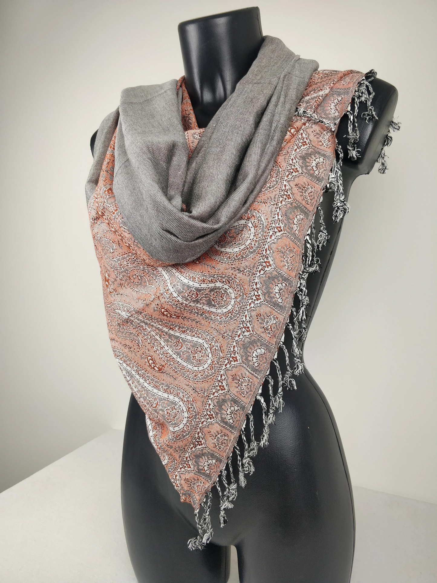 Pashmina Helak réversible en viscose. Echarpe motifs paisley saumon et gris.