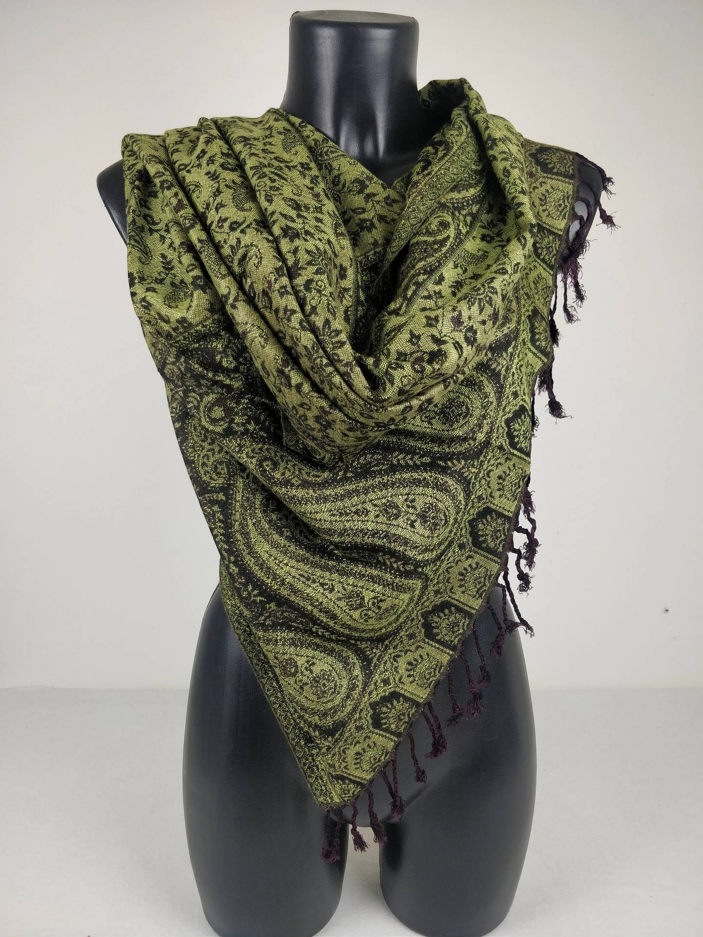 Pashmina réversible Sankya en viscose. Echarpe motif paisley vert et noir.