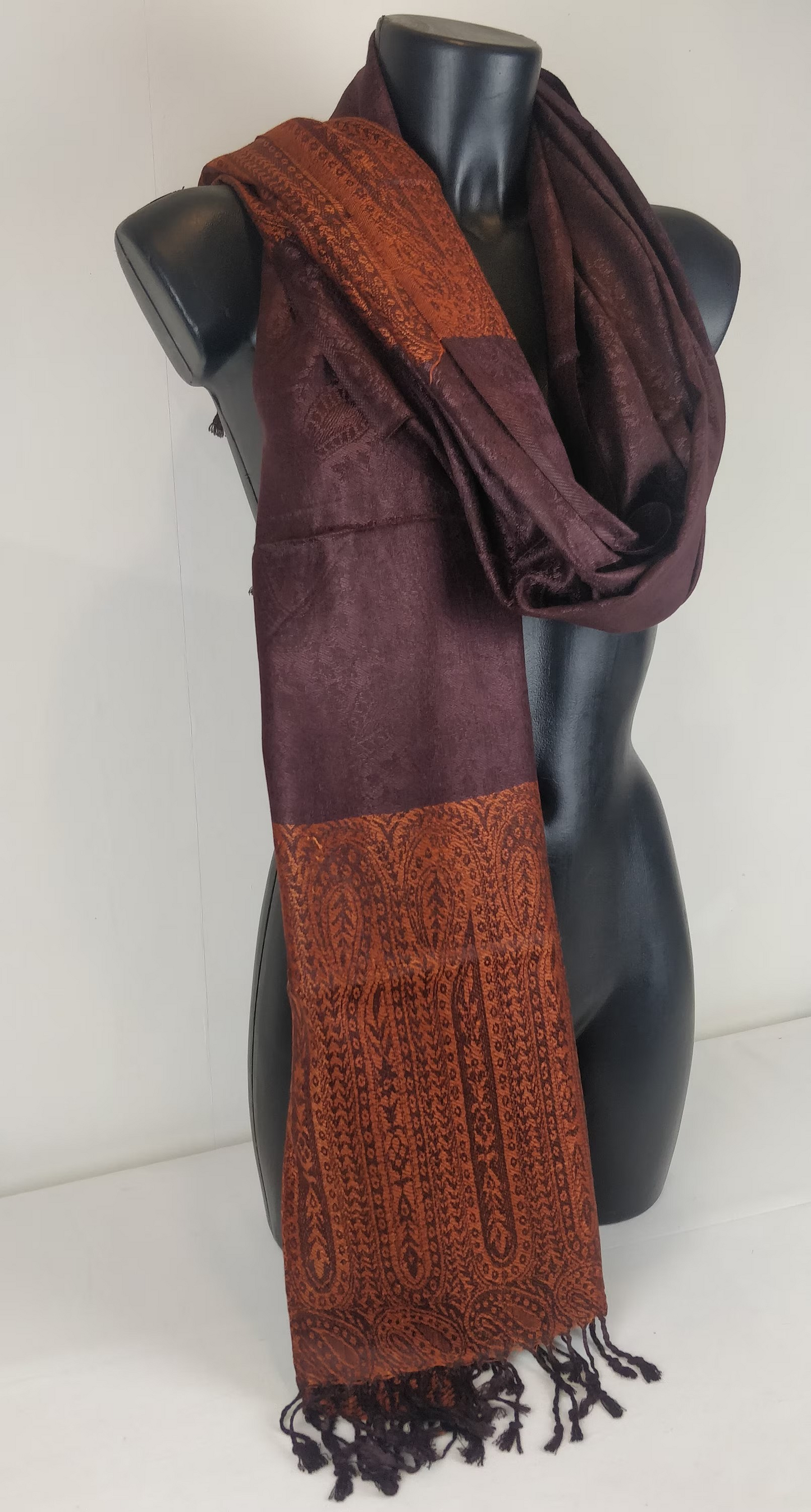 Zweifarbiger Vaisana-Pashmina aus Viskose. Braunes Paisley-Muster.