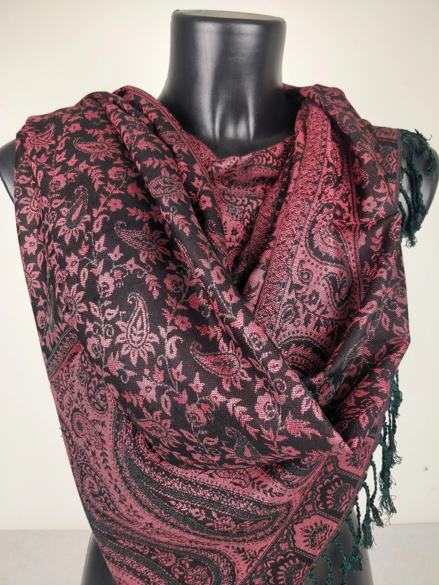 Pashmina réversible Sankya en viscose. Echarpe motif paisley noir et rouge.