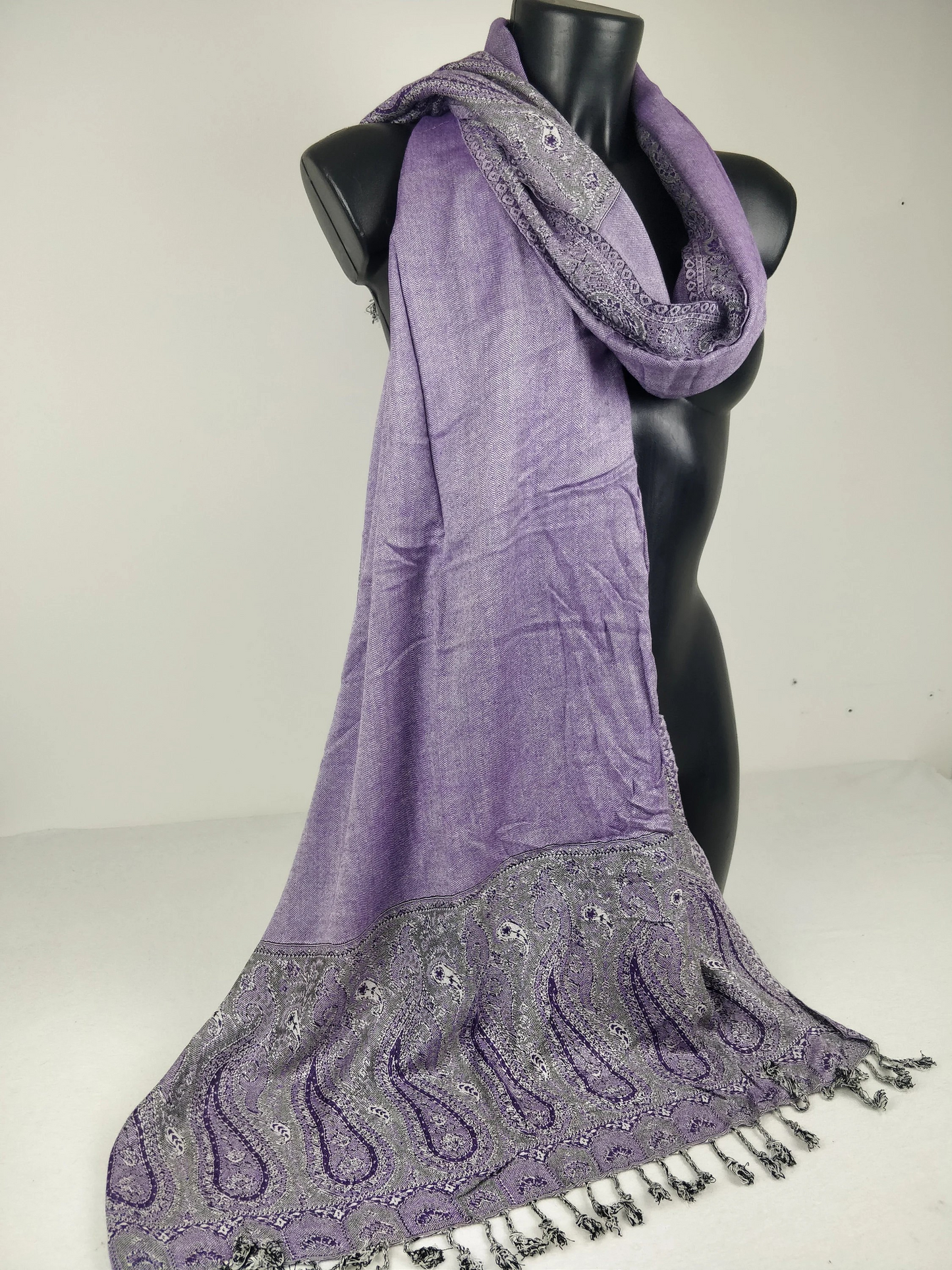 Pashmina Helak réversible en viscose. Echarpe motifs paisley violet et gris.