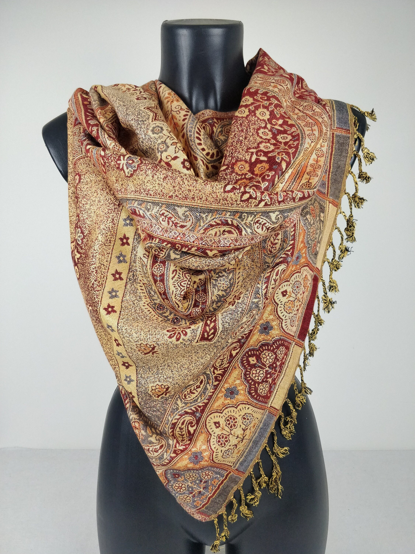 Pashmina vintage Hantra en viscose. Echarpe réversible aux motifs ethnique rouge et crème.