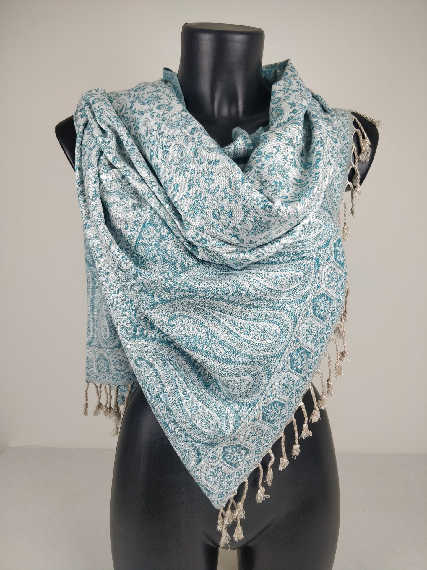 Sankya Wende-Pashmina aus Viskose. Blau-weißes Paisley-Muster.