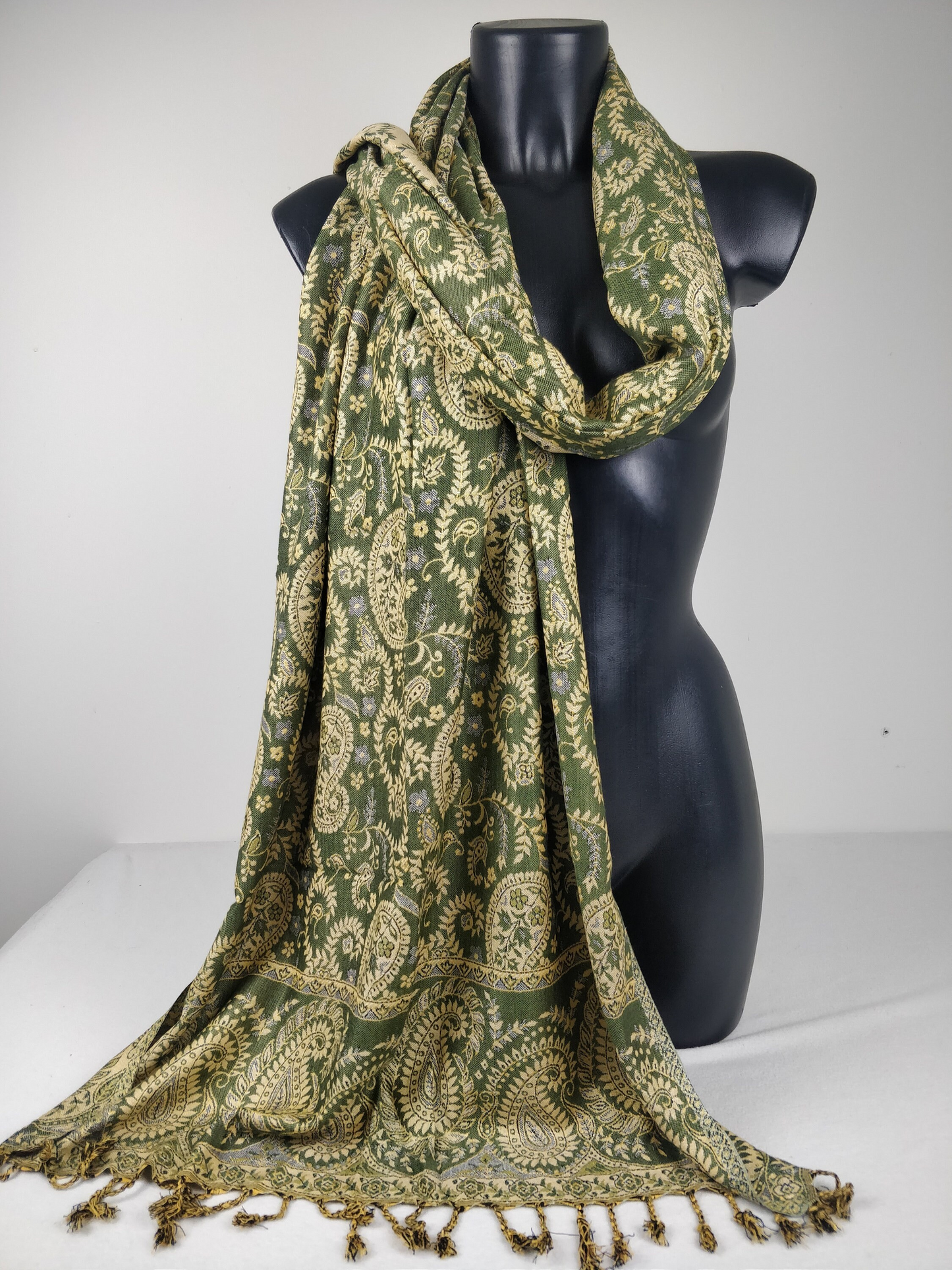 Pashmina Asoha réversible en viscose. Echarpe motif paisley vert et blanc.