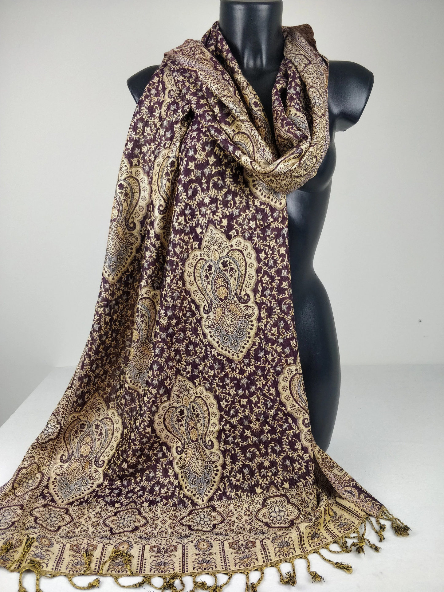 Daksha Wende-Pashmina aus Viskose. Blaues und cremefarbenes Paisley-Muster.