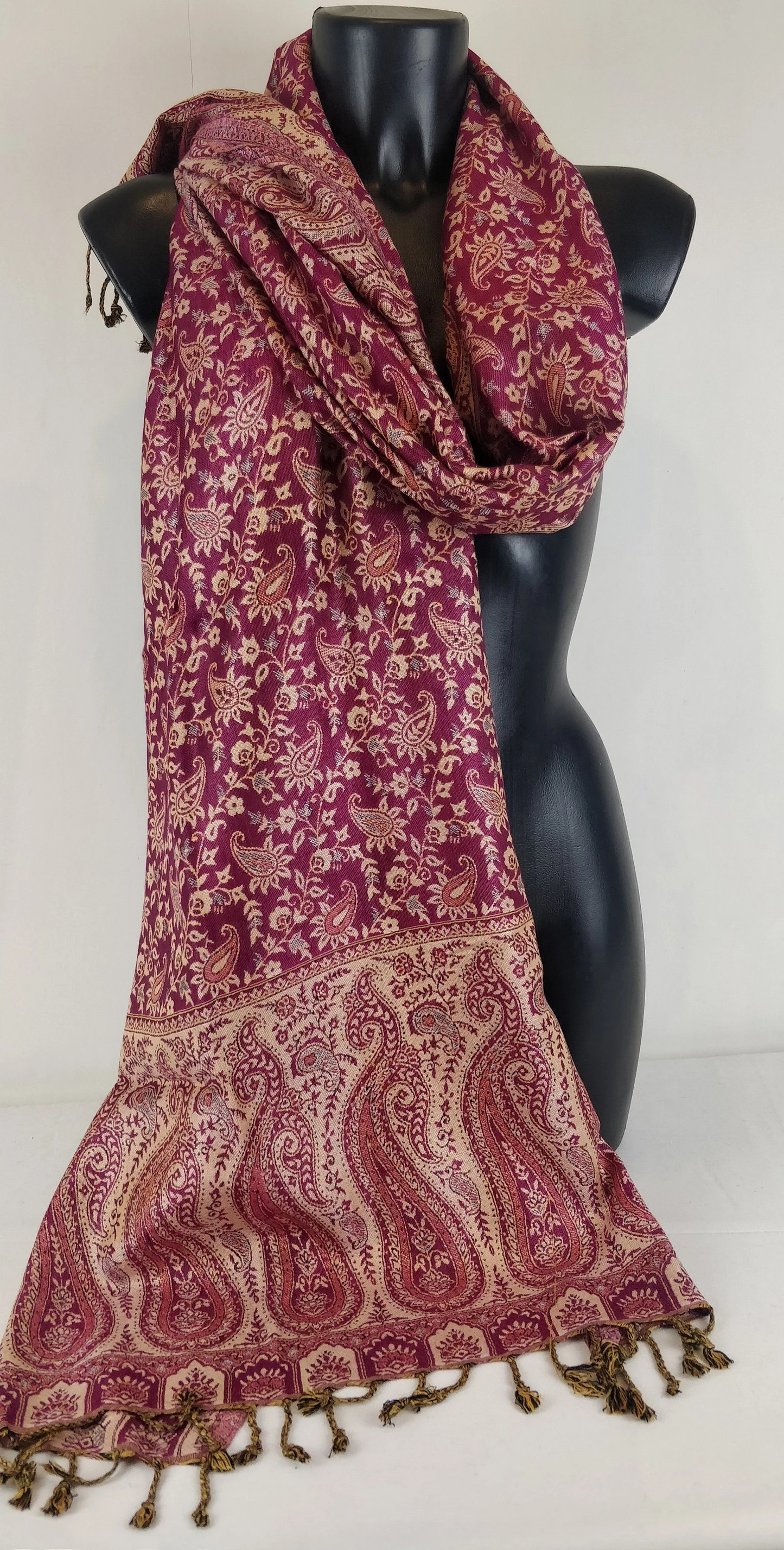 Wende-Pashmina Sankya aus Viskose. Schal mit fuchsiafarbenen Paisley-Mustern.