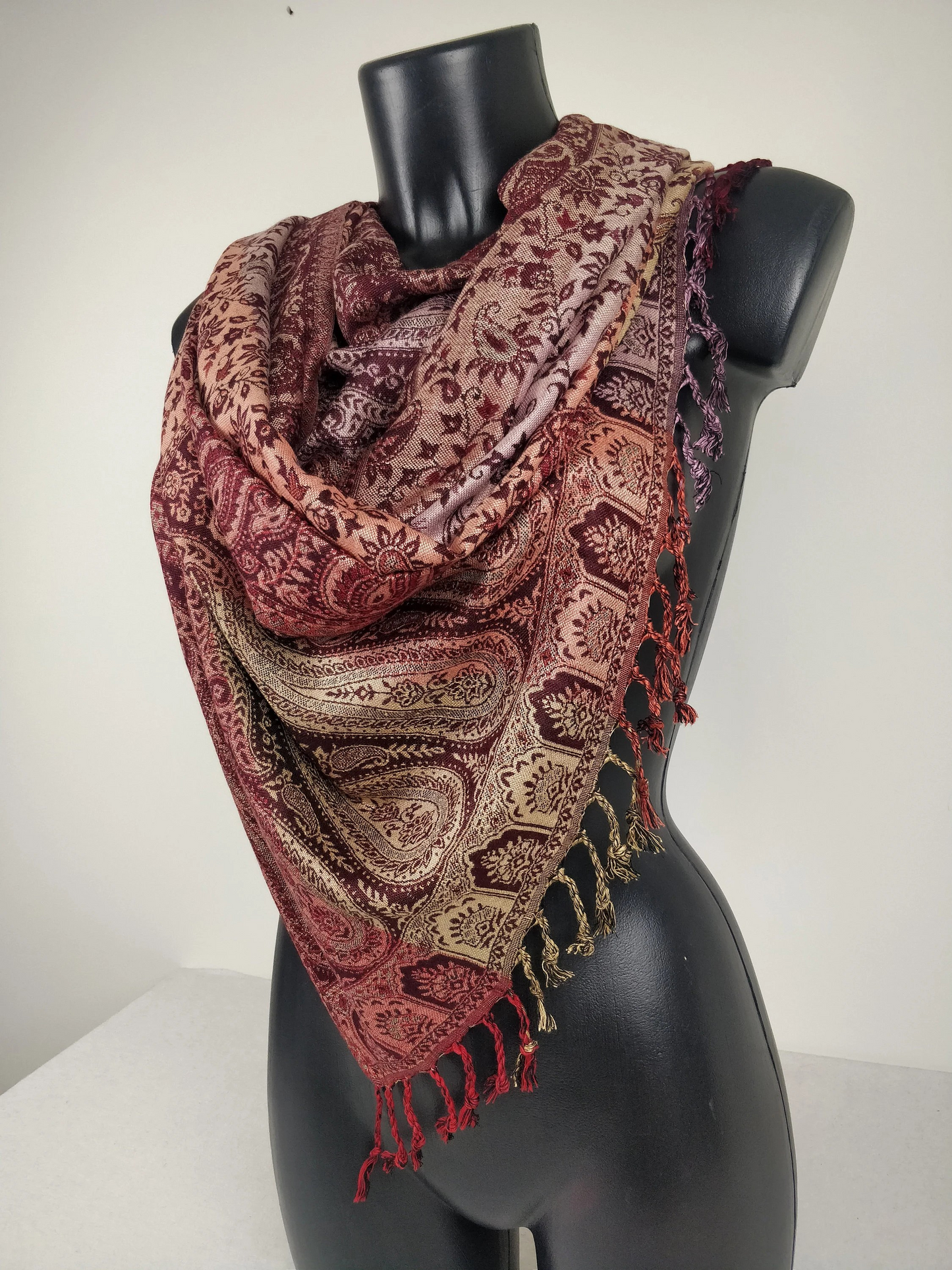 Pashmina réversible multicolore Sankya en viscose. Echarpe aux motifs paisley tons marrons.